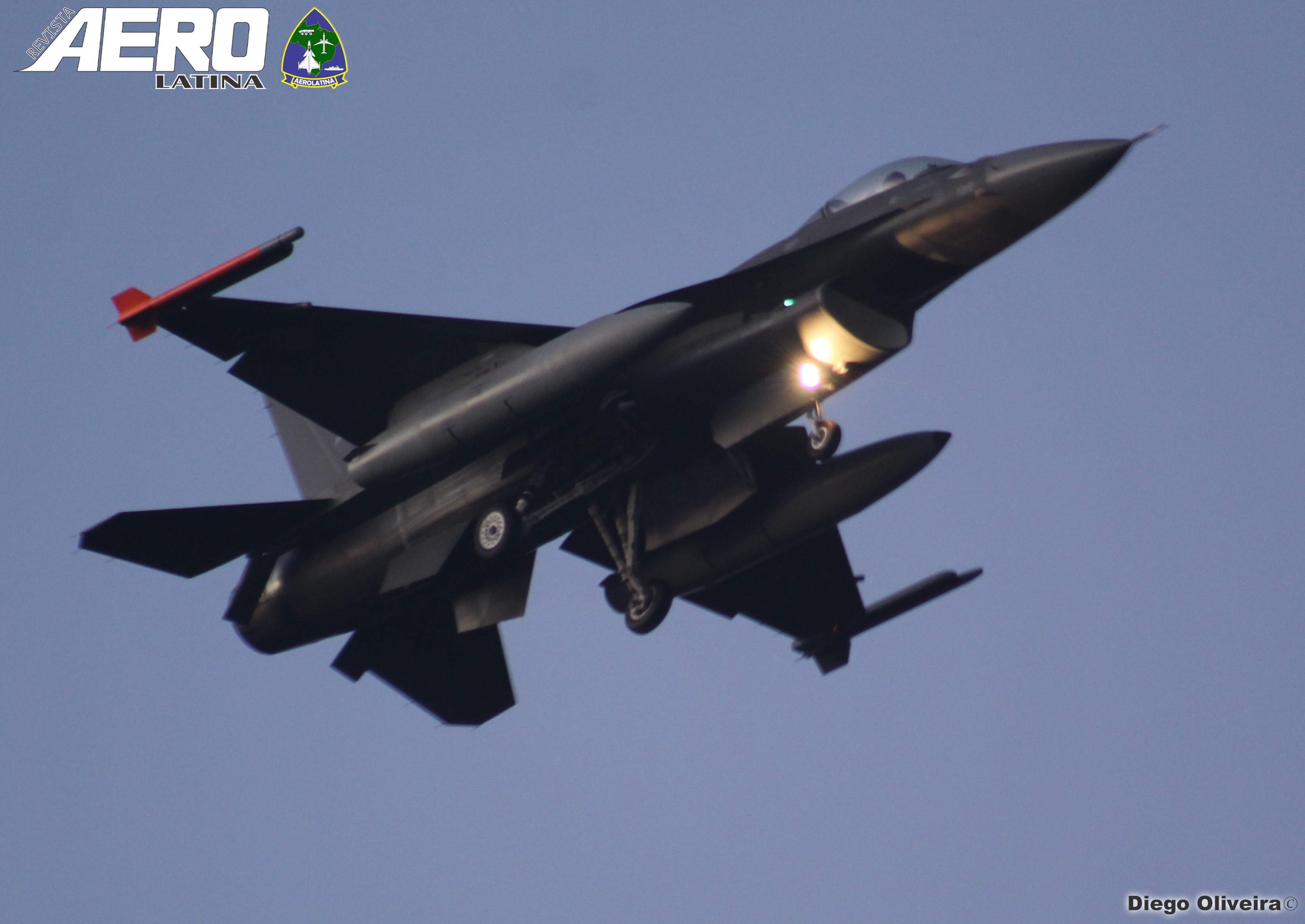 Eles chegaram, o segundo lote de caças F-16 da Força Aérea Argentina já está em solo brasileiro, as aeronaves chegaram no final de tarde na Base Aérea de Natal, amanhã as aeronaves seguem para Río Cuarto, província de Córdoba, Argentina!
#argentina #f16fightingfalcon #military #aviation
