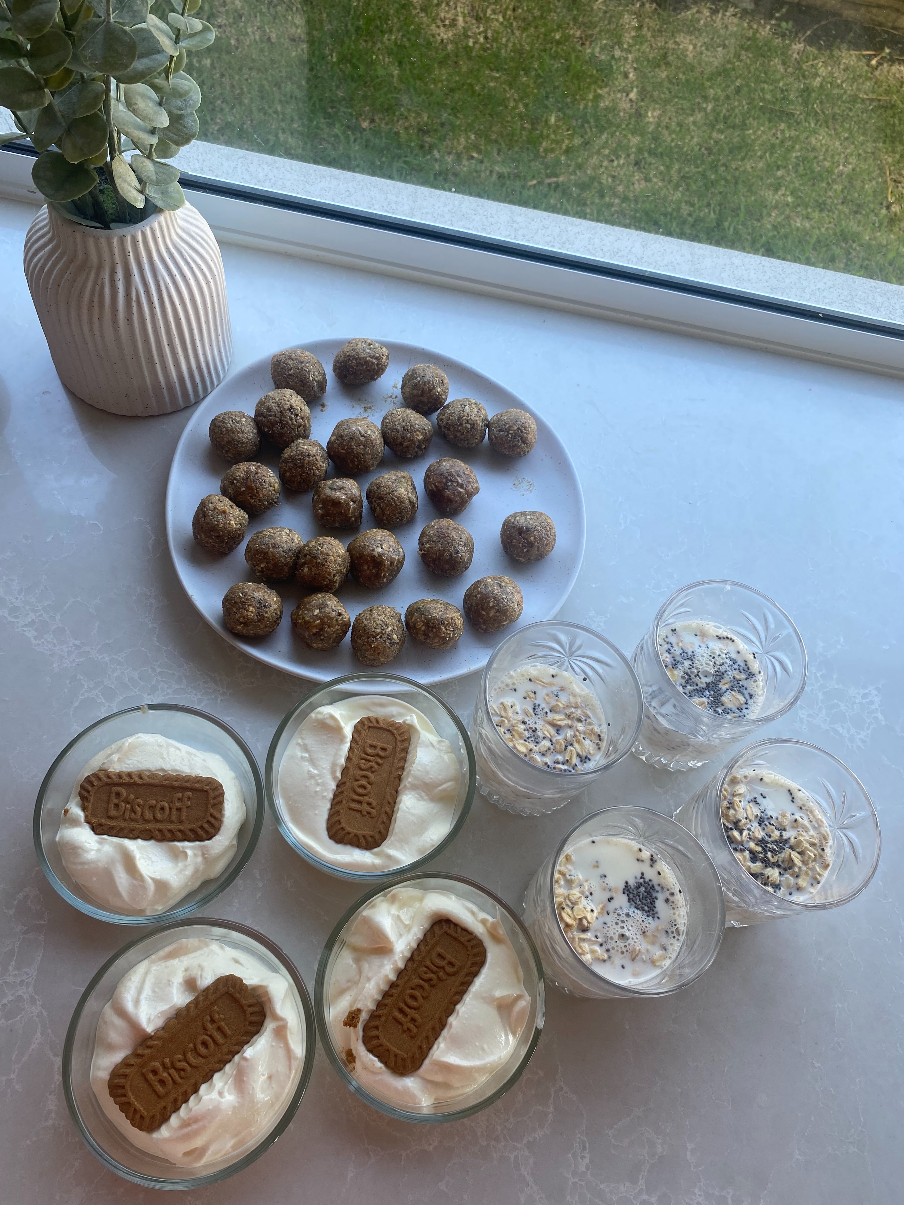 Sometimes when we think about meal prep, we imagine having to prepare breakfasts, lunches, dinners AND snacks for the whole week.
And honestly… that can feel like a LOT and can quickly become overwhelming.
So instead of thinking you need to prep everything, ask yourself:
What’s ONE thing I could prep that would make my week a little easier?
This week I’ve prepped:
🥣 Overnight oats for breakfast
🥜 Nut & seed bliss balls for snacks. 😋The viral Biscoff cheesecake for afternoon tea
That doesn’t mean all my meals for the week are planned but some parts of them are, and that’s enough.
Meal prep doesn’t have to be all or nothing. Sometimes doing a little is what makes eating well feel so much easier during a busy week. ❤️
