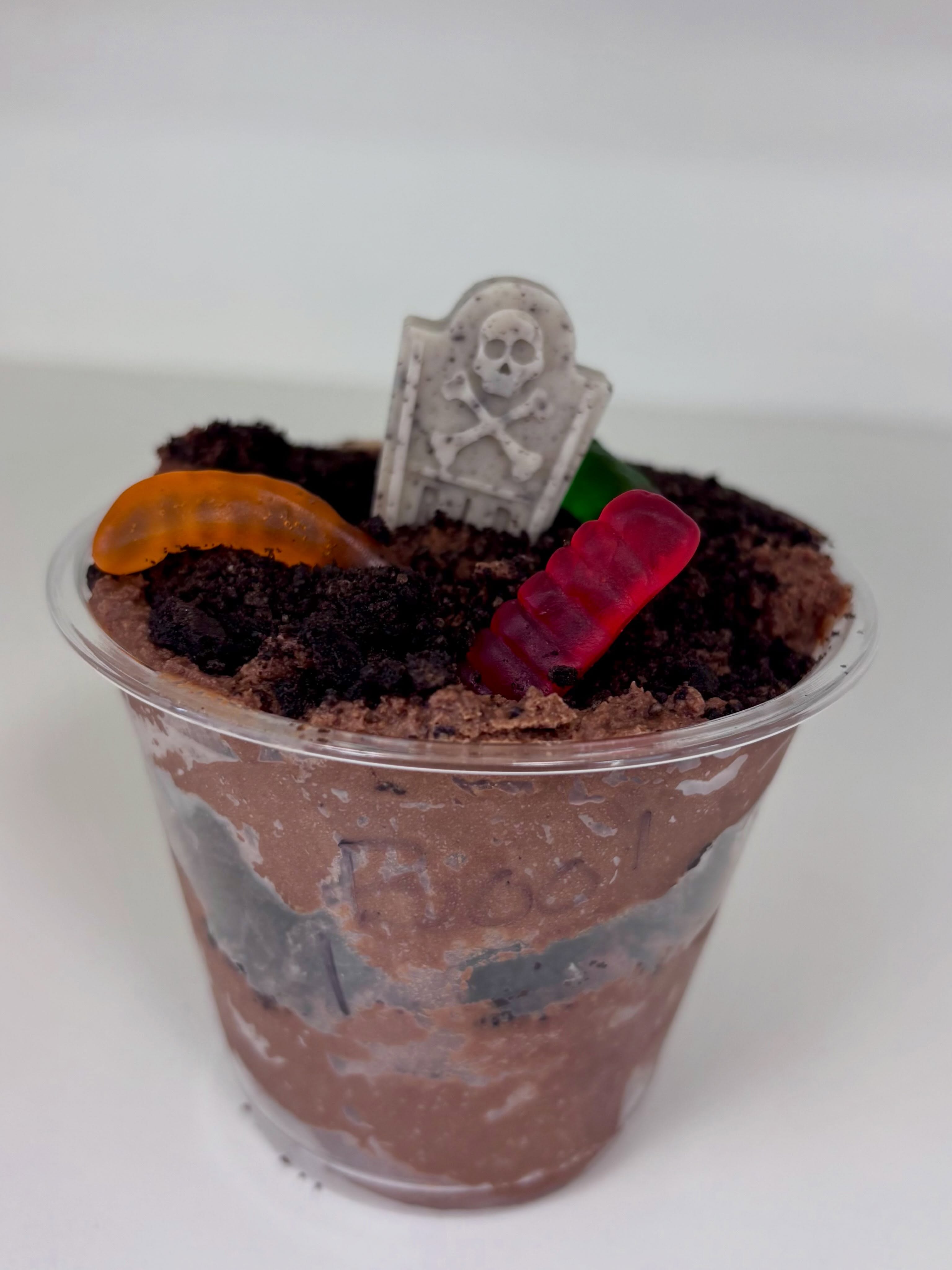 Chocolate mousse, Oreo crumbs, gummy worms and chocolate tombstones make for very spooky yet yummy dirt cups. Halloween is coming… watch out! 👀