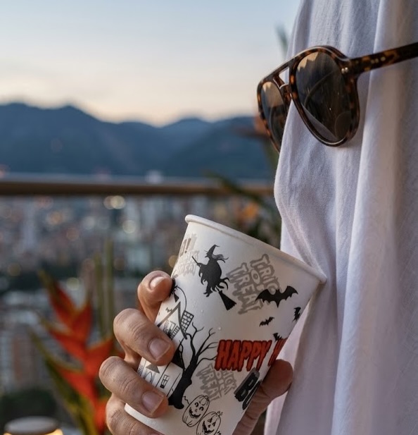 ¡Se viene Halloween y hasta los fantasmas lo saben! 👻🎃
Prepárate para la época más escalofriante del año porque ya tenemos nuestros vasos de temporada listos para ti. Dale un toque terroríficamente divertido a tus bebidas y sorprende a todos. ☕🕸️
👇 ¡Pide los tuyos ahora!
Entra para más información y haz tu pedido en www.envasenatural.com
#Halloween #VasosDeTemporada #EnvaseNatural #VasosPersonalizados #HalloweenBogota