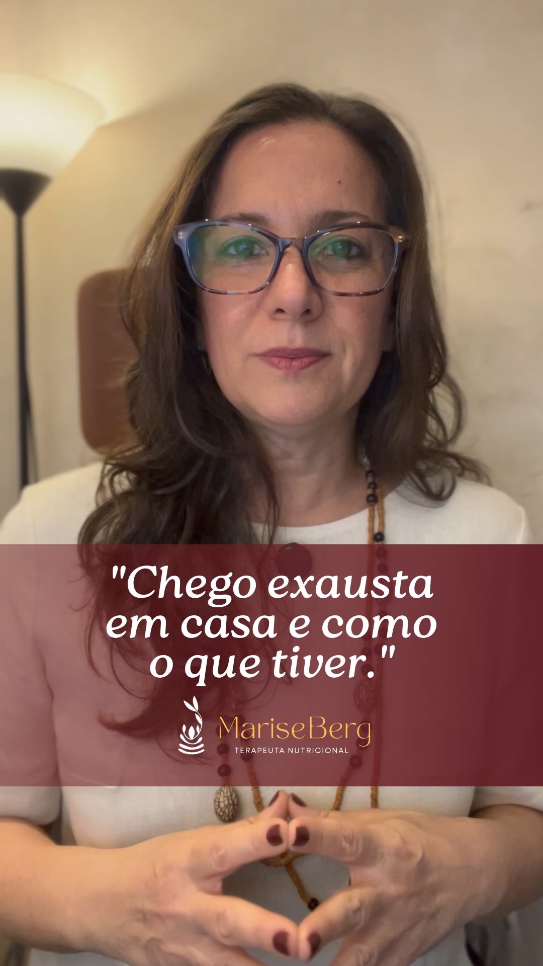 Organizar a alimentação costuma entrar na lista de coisas que você fará “quando tiver tempo”.
Só que a fome não espera a agenda ficar mais tranquila.
E deixar todas as decisões para a hora em que você já está cansada, com fome e sem nada preparado também tem um custo: mais improviso, mais tensão e menos espaço para escolher como gostaria de se alimentar.
Planejamento alimentar não precisa ocupar horas da semana. Pode começar com alguns minutos para cuidar antecipadamente de uma necessidade que você sabe que terá.
Talvez seja essa uma das formas de entender a frase de Renato Russo, em Há Tempos: “Disciplina é liberdade.”
Um pouco de previsibilidade pode liberar energia para viver, em vez de gastar todos os dias decidindo, mais uma vez, o que fazer para jantar.
Se essa conversa fez sentido para você, me envie uma mensagem pelo WhatsApp. Será uma alegria conversar e te contar como funciona o acompanhamento em Nutrição Terapêutica.
#ayurvedabrasil #consciênciaalimentar