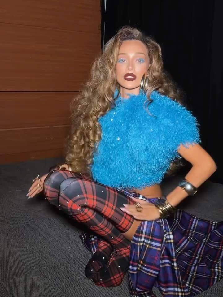 EDEN FINES × OFFER NISSIM
Custom look for Eden Fines
A recreation of an original Vivienne Westwood look
Developed and crafted by LIOR — custom tartans, faux fur and Swarovski detailing