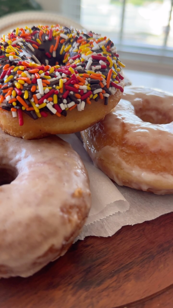 New donut spot just dropped in Hingham 🍩📍
Union Square Donuts is now open at Derby Street Shops, next to Crate & Barrel.
📍 Derby Street Shops, Hingham, MA
🕖 Mon–Sat: 7am–8pm | Sun: 7am–6pm
The menu includes Brown Butter Hazelnut, Honey Glazed, Sea Salt Whiskey Caramel, Boston Cream, and a new PB&J donut, plus vegan options. The fall menu includes Apple Cider Cake and Pumpkin Spice Latte donuts.
This is their first South Shore location. Save this for your next visit 📌
#HinghamMA #UnionSquareDonuts #bostonfoodies