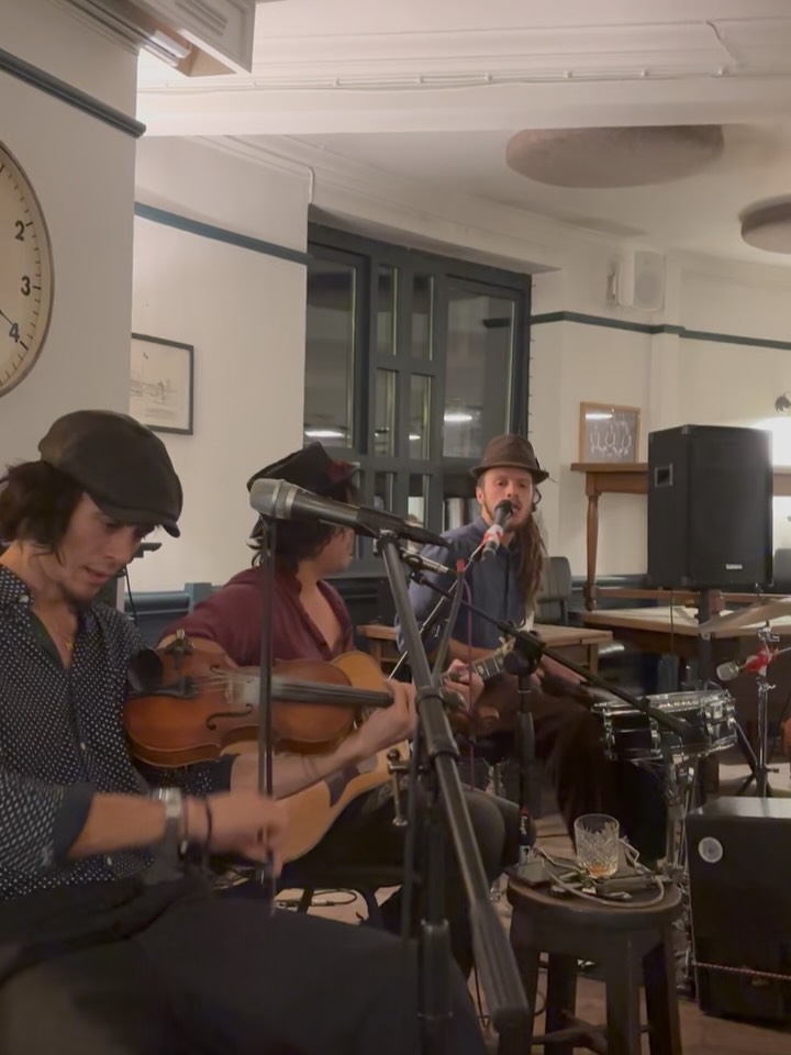 Some clips from @moonshine_malarkey ‘s amazing performance on Saturday night!
If you missed it you can find them on Spotify here https://open.spotify.com/s/cWLZLC3 - go and give them a listen!
Thanks to everyone who came along, we’ll have more live music soon 👀👀