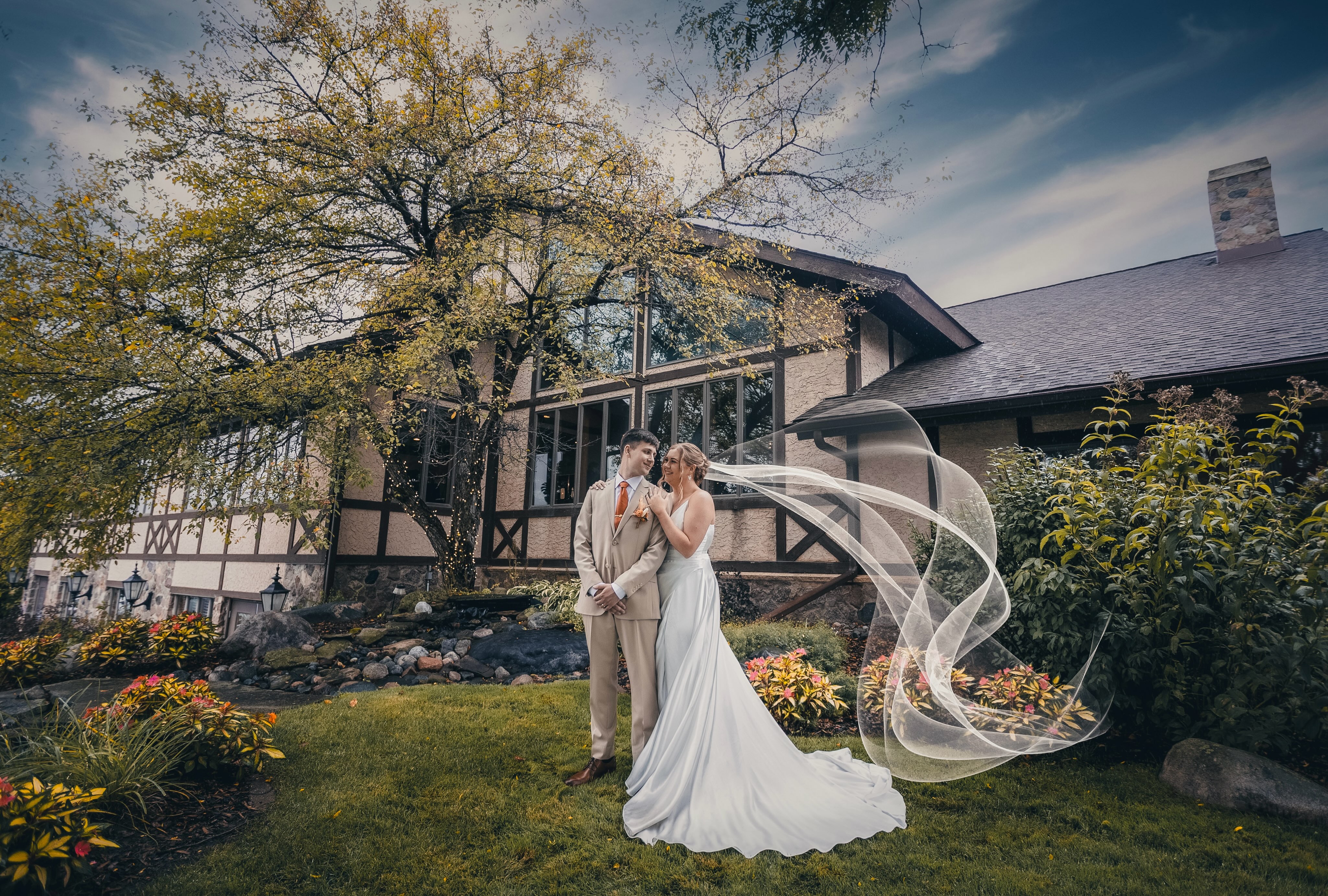 When everything comes together and it feels like a scene from a movie. 🎬🤍
Two people. One beautiful moment. And a memory that will last forever.
This is why I love wedding photography—creating images that feel like a memory, not just a picture.
#MinneapolisWeddingPhotographer #MinneapolisWeddings #MinnesotaWeddingPhotographer #TwinCitiesWeddings #MinnesotaWedding