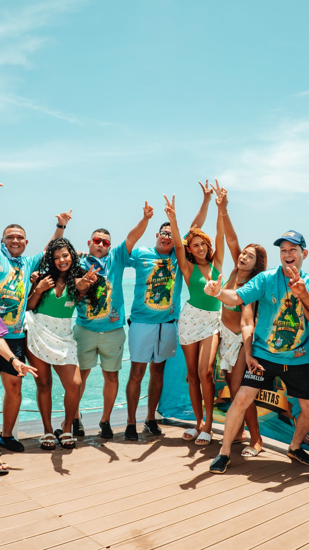 San Andrés se vive diferente cuando todo está pensado para que solo tengas que disfrutar 🌴✨
Así fue la experiencia de un grupo que llegó a la isla con Seawolf Vive la Isla: empezamos desde el aeropuerto, con un recibimiento que marcó el inicio de la aventura, y junto nuestros amigos de @hidra.tao continuamos con una estadía increíble en las instalaciones de @samawihotel
Durante el viaje, nuestro equipo estuvo acompañándolos en cada momento para que no se perdieran nada de la isla: disfrutaron de una tarde deliciosa en @sunsetparadisebeach y luego una inolvidable Noche Blanca, después recorrieron San Andrés en mulita y descubrieron diferentes rincones de la isla a su propio ritmo.
Y porque cada día merece un buen cierre… terminamos con una noche elegante y especial en Club Náutico ✨🥂
Porque viajar en grupo no es solo conocer un destino.
Es crear recuerdos, compartir experiencias y vivir la isla de principio a fin. 💙
San Andrés te espera. Nosotros nos encargamos de que la vivas. 🌴
#SeawolfViveLaIsla #SanAndrés #ViveLaIsla #SanAndresColombia #experienciassanandrés