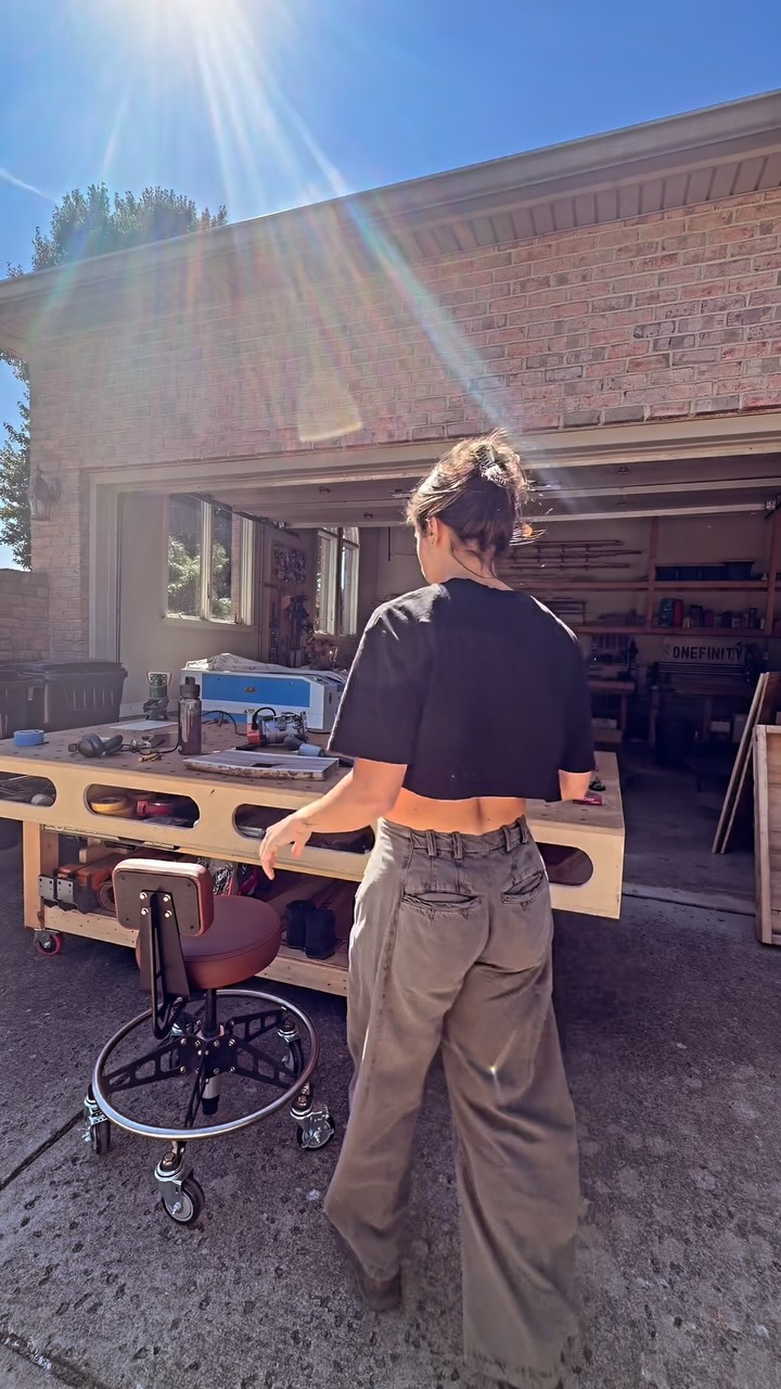 Hand tool work is even better when I roll the workbench outside :) honestly the perfect day. I’ll be sharing close ups of this process soon - a new to me inlay technique!
•
Pants are @freepeople , chair is @vyper
•
#scrollsawartist #woodworking #femalewoodworker #handtoolwoodworking #garageworkshop
