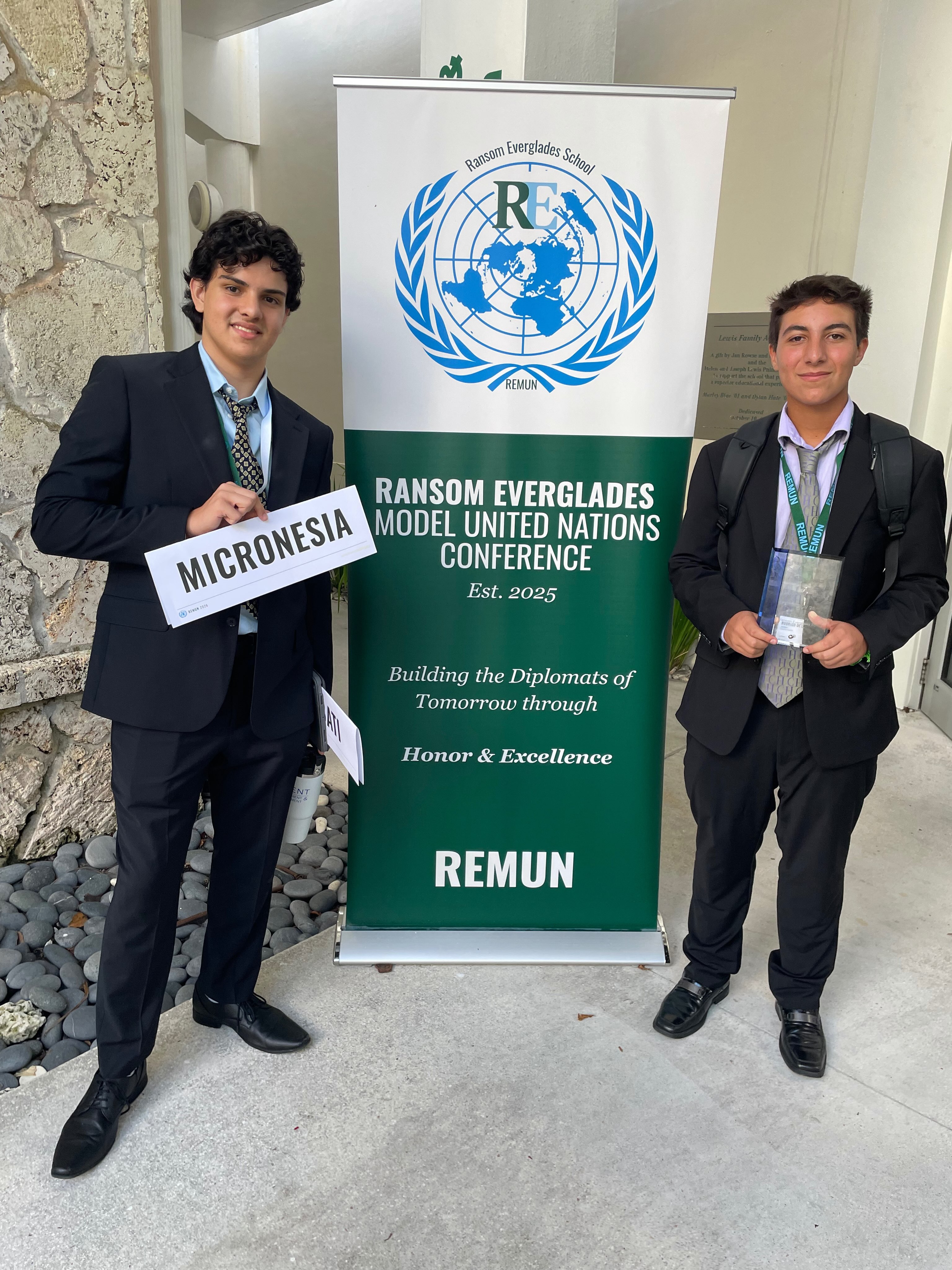 Congratulations to Senior, Rodrigo De Lamo, who won Best Delegate in the Security Council at this weekend’s Model UN Conference at Ransom Everglades.
Rodrigo did an amazing job representing the Kingdom of Jordan, helping to come up with solutions to the problems in Venezuela and in the Sahel region of Africa.
Congrats to the entire ILS Model UN delegation, including Francisco Cazelato, Donatella D’Ottone, Ethan Rios, Amanda Acerbi, and Juan Himiob, who did a great job representing ILS this weekend.
