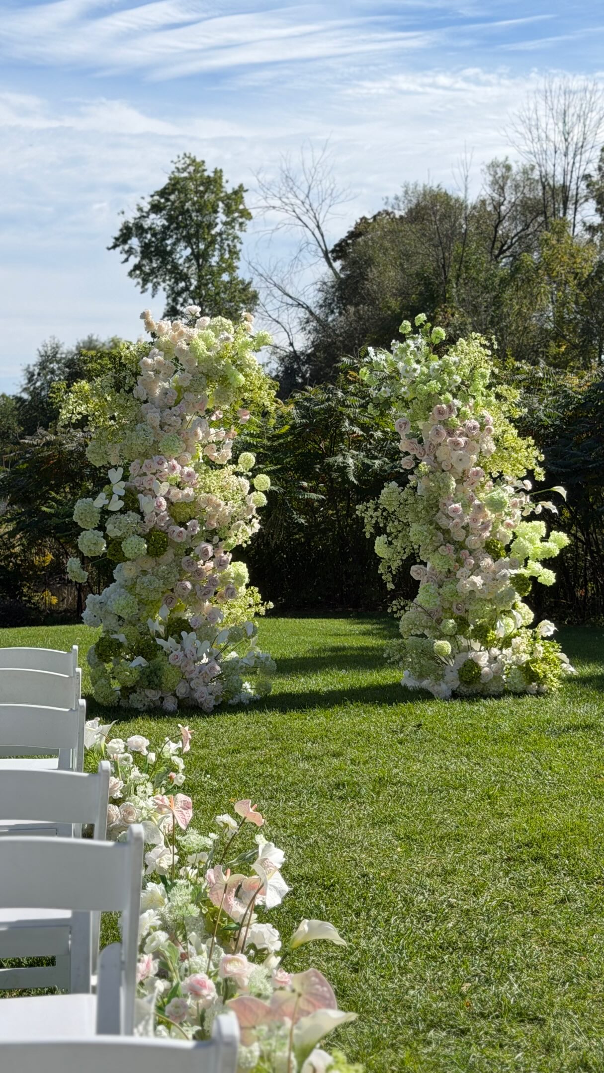 Congratulations to C+G ! The perfect weather and the perfect wedding day 🤍🤍🤍
Floral and decor: @peachwoodevents
Venue: @hardingwaterfrontestate
#torontoweddingflorist #hardingwaterfrontestate #peachwoodevents #torontoweddingdecor #torontoweddingplanning
