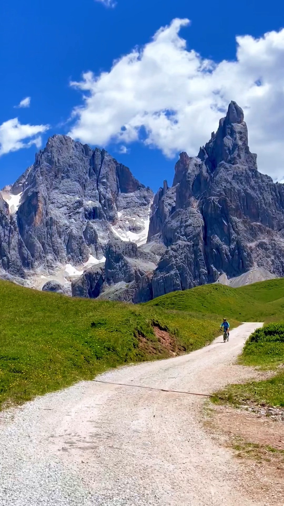 Alemanha, Suíça, França, Itália e Áustria em uma única estrada. 🏔️
Esse é o Porsche Alpine Tour: você no volante, os Alpes na frente e cada fronteira cruzada virando parte da sua história.
2027 já tem vaga reservada pra quem sabe o que quer. Link na bio. 👉
#Xtrada #PorscheAlpineTour #Alpes #Porsche #VidaDeXtrada