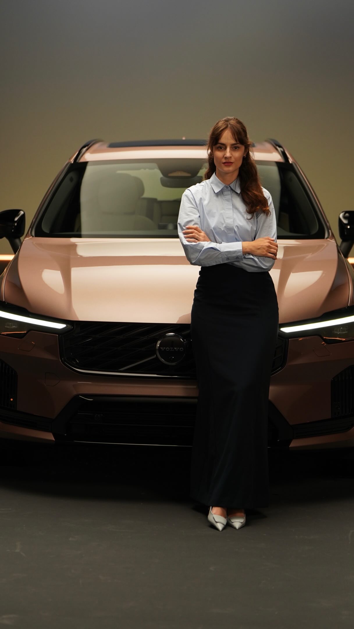 #PUBLICITÉ | Meet my personal favourite from the Volvo Studio Reveal: the new Volvo XC60. 🤎
I’ll be honest: I’m not always the biggest SUV person… but Volvo’s 60 Series has a way of making me reconsider everything. 😅
The updated XC60 feels elegant, mature and beautifully balanced… especially in the new Heather Bronze exterior colour, with its soft bronze/violet reflections that shift with the light. ✨
And this is not just about looks. The XC60 is Volvo’s best-selling model of all time, now updated with a refreshed exterior design, an upgraded interior, advanced safety technology and new powertrains.
The most exciting part? The new XC60 Long Range Plug-in Hybrid. 🔋
Volvo says it can offer up to 200 km of electric range, bringing more electric driving into everyday life, from school runs and commutes to weekend escapes, while keeping the flexibility of a petrol engine for longer journeys.
The larger 41.2 kWh battery is also integrated without compromising boot space, which makes the XC60 feel like a very real-life kind of luxury: practical, calm, refined and ready to travel.
For me, this is where Volvo really shines… effortless Scandinavian confidence. 🥰🌿
Would you choose the XC60 for a long road trip?
#Volvo #VolvoCars #PlugInHybrid #VolvoXC60
VolvoXC60PlugInHybrid PlugInHybrid PHEV HybridSUV LuxurySUV ScandinavianDesign HeatherBronze RoadTripCar PremiumSUV CarReview CarReel AutomotiveContent LuxuryLifestyle QuietLuxury