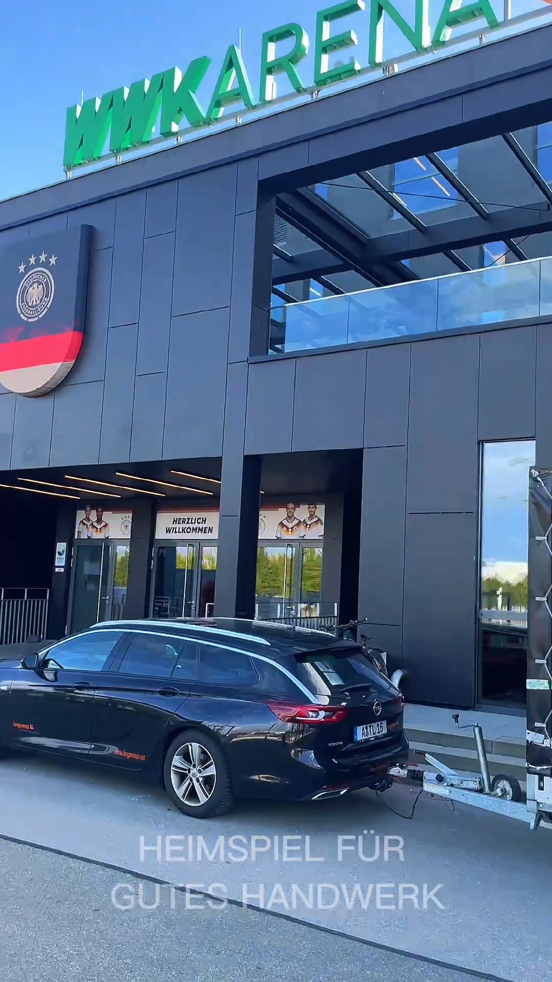 Heimspiel für gutes Handwerk.
In der WWK ARENA entsteht eine neue VIP-Lounge für @1zu1ag. Bevor der neue Innenausbau beginnt, heißt es erst einmal: zurückbauen, freilegen, Platz schaffen.
Der Bestand weicht – der Plan für das Neue steht bereits. Und genau diesen Weg möchten wir zeigen: vom ersten Abbruch bis zum fertigen Raum.
Platz geschaffen. Für die neue VIP-Lounge.
Fortsetzung folgt.
#langenmair #wwkarena #augsburg #innenausbau #schreinerei #möbelbau #maßarbeit #handwerk #umbau #detailarbeit