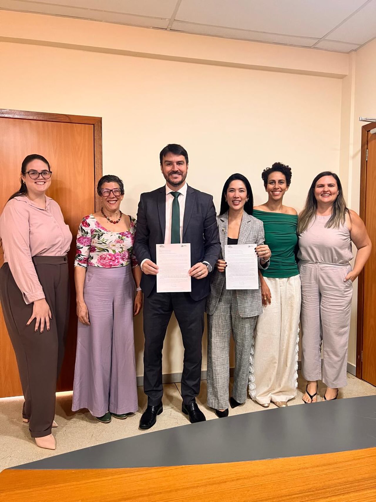 A APROMP e a Procuradoria-Geral do Município de Palmas receberam, na última terça-feira, dia 22 de setembro, a visita institucional do Instituto Tocantinense de Direito Administrativo (ITDA).
Na pauta, a organização de eventos voltados à comunidade jurídica e ao fortalecimento do debate sobre Direito Administrativo no Tocantins. Um tema que faz parte do dia a dia da advocacia pública municipal e que ganha muito com a aproximação entre as instituições.
Agradecemos ao ITDA pela visita e pela parceria.
#APROMP #ITDA #DireitoAdministrativo #AdvocaciaPública