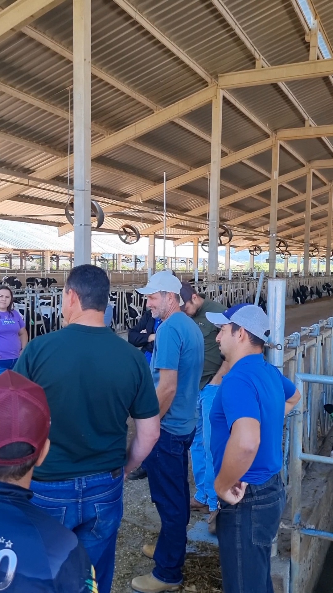🥛 Uma experiência para conhecer de perto onde tudo começa!
Os produtores de leite da Queijos Bandeira tiveram a oportunidade de visitar a Fazenda Modelo e acompanhar de perto práticas, tecnologias e cuidados que fazem a diferença na produção leiteira.
Mais do que uma visita, foi um momento de aprendizado, troca de experiências e conexão com o campo, conhecendo novas formas de trabalhar a produtividade, o bem-estar animal e, principalmente, a qualidade do leite.
Porque produzir um bom queijo começa muito antes de ele chegar à nossa fábrica. Começa no campo, com dedicação, conhecimento e o cuidado de cada produtor. 🐄🥛🧀
Queijos Bandeira. 40 anos de tradição, valorizando quem faz parte da nossa história.
#QueijosBandeira #FazendaModelo #ProdutoresDeLeite #QualidadeDoLeite #DoCampoÀMesa #SulDeMinas #40AnosDeTradição