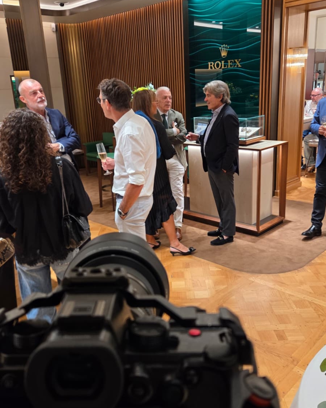 📸 Petit retour en image sur la soirée de notre fidèle client @raynalaix, à l'occasion des 100 ans de Rolex ⌚
Nous étions derrière l'objectif pour capturer l'ambiance de ce moment convivial, entre invités, belles montres et bons échanges.
Merci à toute l'équipe Raynal pour leur confiance renouvelée, c'est toujours un plaisir de travailler à vos côtés 💛
#brutdecom #shootingphoto #photographieevenementielle #raynal #rolex #aixenprovence #agencedecommunication