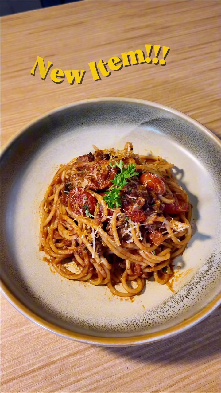 Make way for pasta. 🍝✨
Our new Chicken Bolognese Pasta has landed on the lunch menu! Tossed in a rich, savoury tomato sauce with a deliciously tangy and hearty flavour. 🍅❤️
Your lunch plans just got a whole lot more delicious. 👀
#DavesDeli #ChickenBolognese #PastaLovers #LunchPlans #KLEats