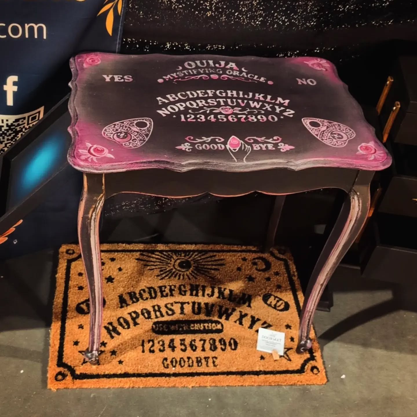 Mais non, cette petite table toute kiki ne va pas se mettre à bouger toute seule !
Quoi que....
Elle m'accompagnera en tout cas au @hocuspocusmarket !
Et nous pourrons voir comment elle se comporte entre les murs d'une ancienne abbaye...
Alors, la petite table Ouija rose et noire, tu valides ? 😊