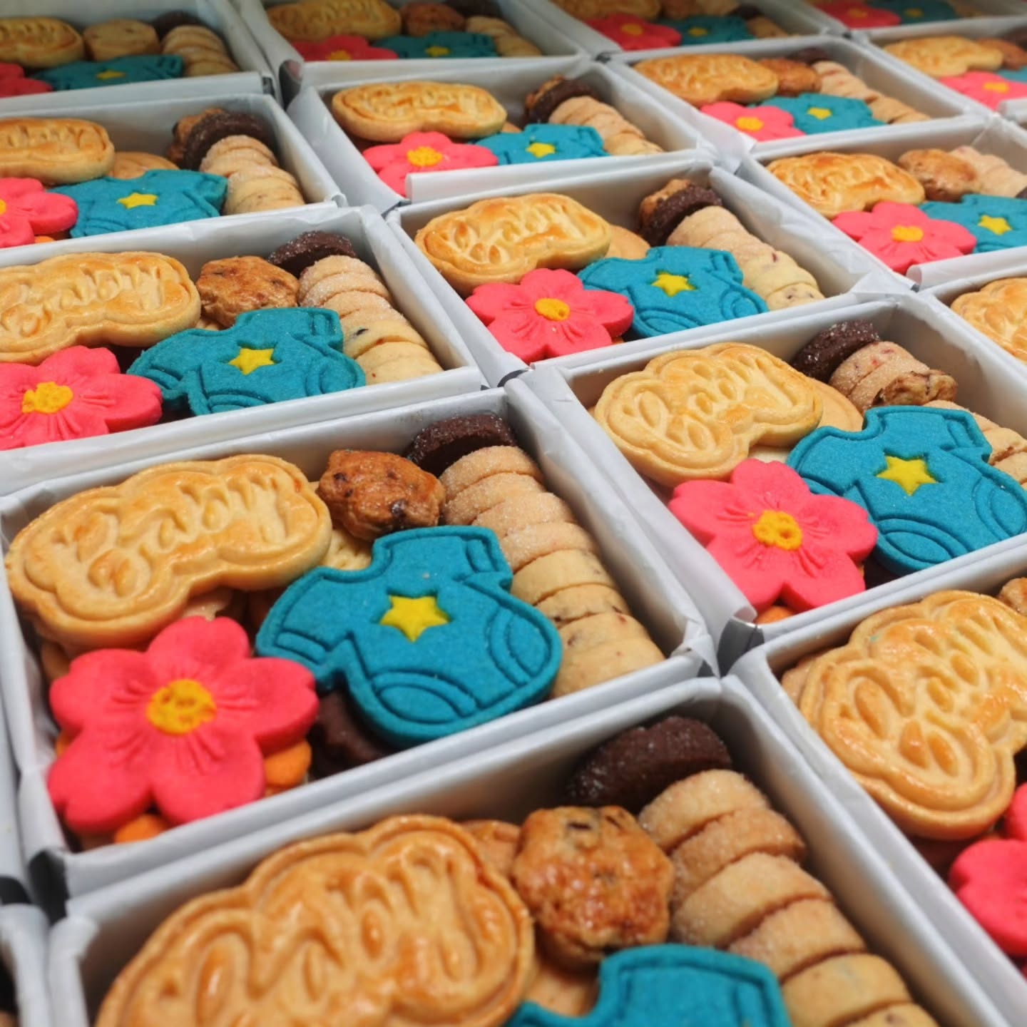 🍪✨ A little sweetness, made with love.
Some cookies are made for the first bite.
Some are made to remind you of a moment. 🤎
At Venice Cookies House, we still believe in the simple things —
freshly baked cookies, the aroma of real butter, and that little happiness when you open a box and see all the familiar favourites waiting for you.
Whether it’s a gift for someone special, a little celebration, or simply something sweet for your own tea time…
we hope every box brings a little warmth to your day. 🌿
Because sometimes, happiness really can be this simple. 🍪
#VeniceCookiesHouse #FreshlyBakedWithLove #ButterCookies #Fullmoon