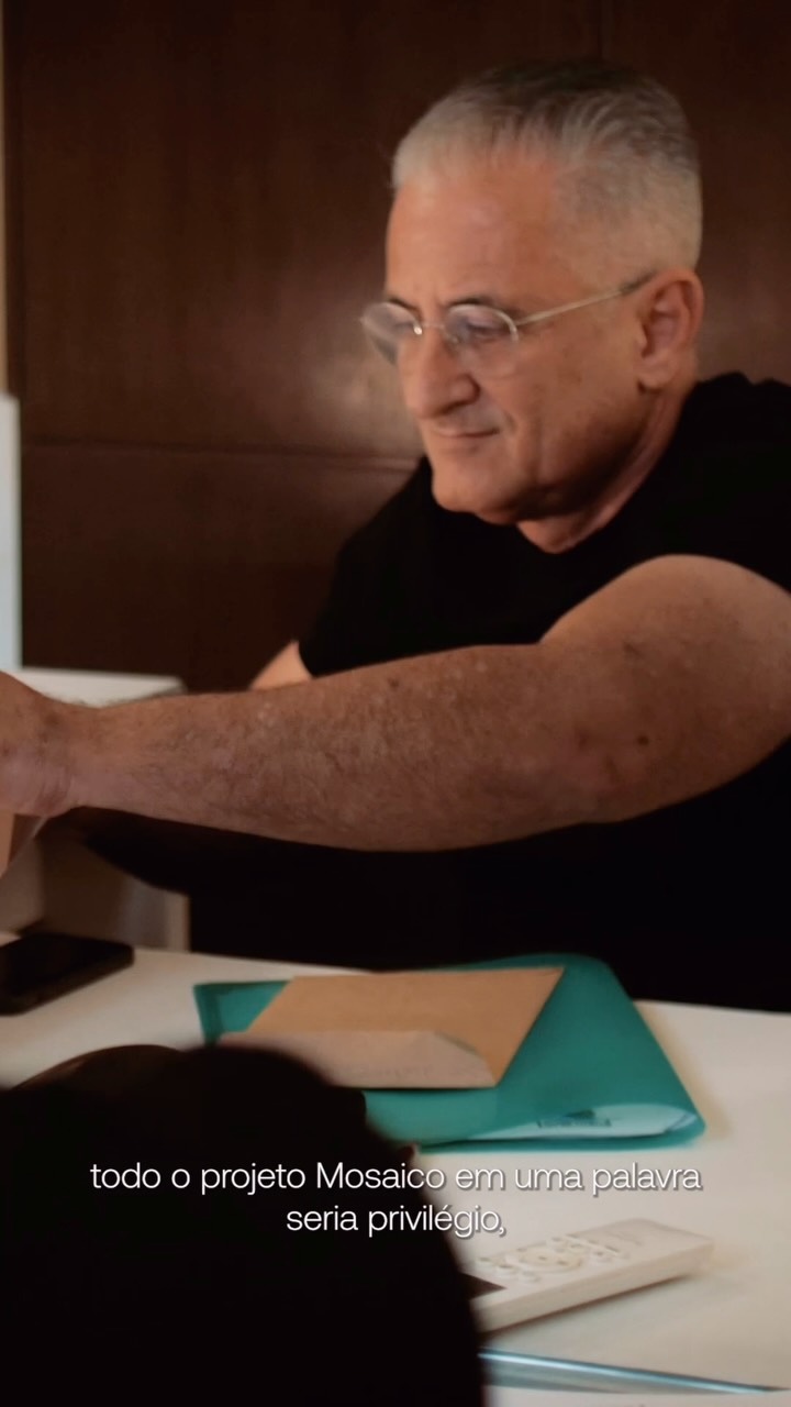 Toda arquitetura que permanece nasce de um gesto anterior ao traço. Ela começa no modo como se lê a cidade.
É nesse ponto que se inscreve a visão do escritório @abreuebarros para o MOSAICO Rodrigues Alves. Uma leitura atenta e gentil, consciente do tempo que atravessa o bairro e do significado concentrado naquele terreno. Um lote raro, marcado por camadas urbanas e inserido em um corredor verde que não admite distrações formais nem decisões apressadas.
Antes de qualquer linha, Alexandre, Luciano e equipe compreenderam o entorno em sua profundidade e, sobretudo, em sua projeção futura: seus fluxos em transformação, suas escalas sensíveis, sua capacidade de absorver o novo sem perder identidade. O desenho final do projeto é resultado desse entendimento ampliado, atento não apenas ao que a cidade é, mas ao que pode vir a ser; que entende o edifício como parte de um sistema maior, indissociável do que o abriga.
A implantação impecável do empreendimento também decorre dessa inteligência territorial. Nada aqui busca protagonismo imediato. A arquitetura reconhece o privilégio que ocupa e responde com contenção, elegância e precisão. Há caráter, há consistência, mas há, sobretudo, responsabilidade urbana.
O MOSAICO se sustenta nessa compreensão fundamental. Um projeto que transforma complexidade em clareza, diversidade de usos em ordem e localização privilegiada em critério. Não se trata de anunciar um novo tempo, mas de construir, no presente, uma arquitetura capaz de sustentar valor, significado e permanência ao longo dele.
MOSAICO Rodrigues Alves
Singular. Como deve ser.
Faça parte.
#Interproj #Urbanismo #Construção #Futuro #MosaicoRodriguesAlves