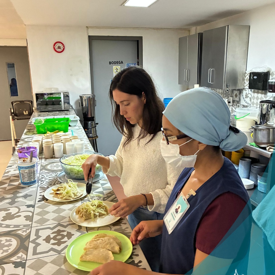 Agradecemos de corazón a nuestros voluntarios Paola y Rodrigo, quienes el día de ayer compartieron una deliciosa cena con nuestros huéspedes. 🌮 ☕
Más que alimentos, su gesto representa una muestra de cariño, solidaridad y ese apapacho que tanto reconforta el corazón. 💙
Que Dios les multiplique todo el amor y la generosidad que brindan. 🙏🏻
¡Gracias por ser parte de nuestra misión! 🫱🏻🫲🏼
#hogaremaús #escuestióndehumanidad #ciudadsalud #bosquecuauhtémoc #morelia