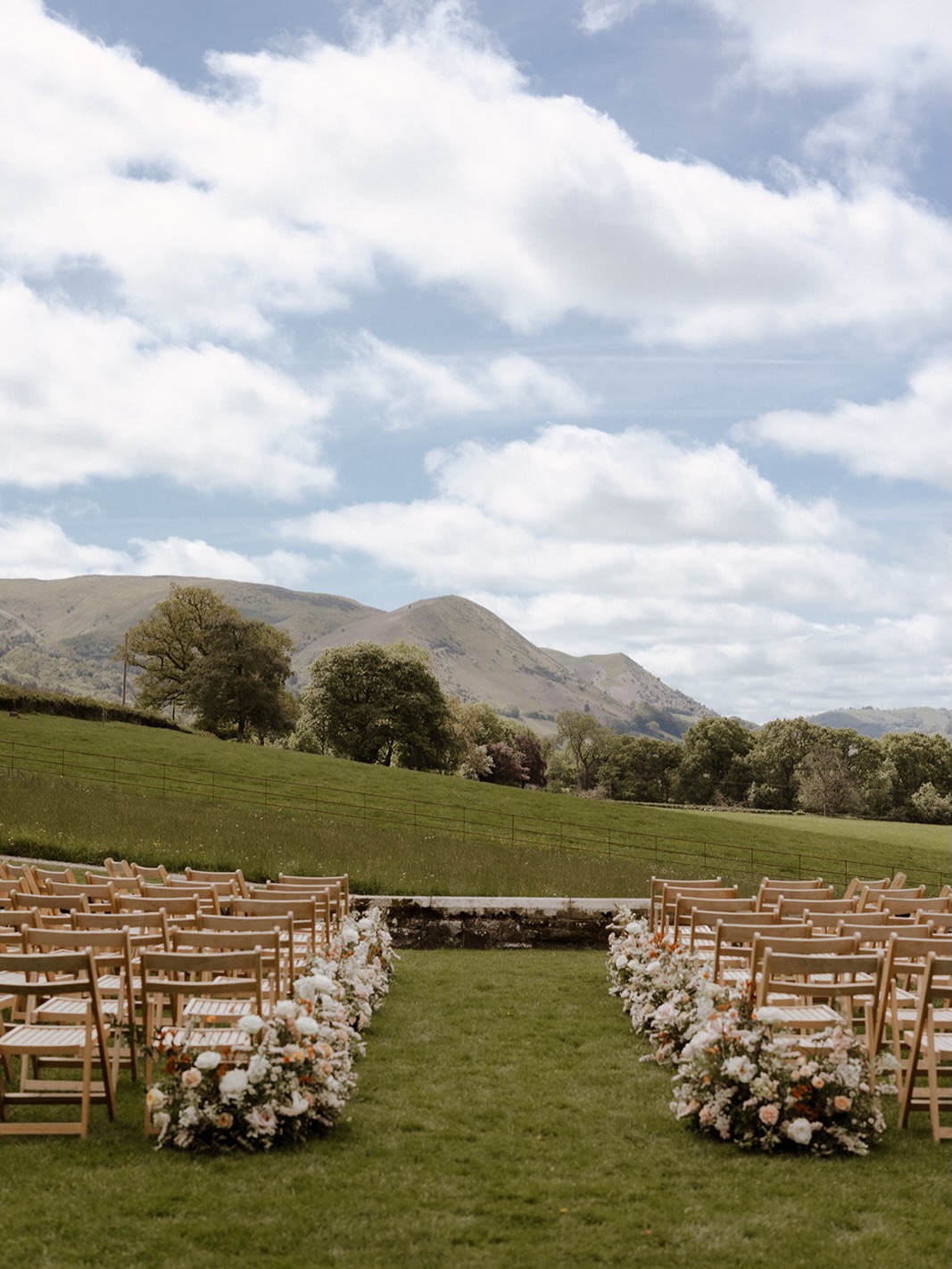 2027 couples this is your sign to make your wedding flowers a ✨ MOMENT ✨
… and it doesn’t hurt to have a cute dog at your wedding too! 🐶 🤍
Fluffy aisle meadows looked stunning for Fern & Andy’s ceremony, they perfectly framed the couple and let that stunning @plasdinamcountryhouse view take centre stage.
@plasdinamcountryhouse
@nestalloydphoto
@wildgarliceventcatering
@byrebeccaforshaw
@seren_celebrants
#AisleMeadows #plasdinamcountryhouse #WeddingFlowers #WeddingFlorals #WeddingDog