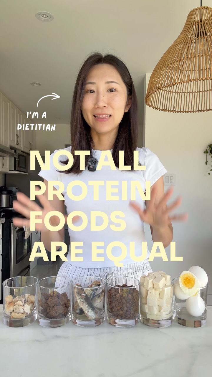 20g PROTEIN food comparison
What does 20g of protein actually look like in different foods?
In this video, I compare chicken breast, lean ground beef, sardines, eggs, tofu and lentils based on:
• Calories for 20g protein
• Fibre content
• Cost per 20g protein
If you’re looking for high protein foods, protein-rich foods, low-calorie protein sources, cheap protein sources, high-protein foods for weight loss, muscle-building foods, or affordable protein options, this comparison is for you.
Which protein source gives you the best balance of protein, calories, fibre and cost?
#HighProtein #ProteinFoods #ProteinComparison #HighProteinHighFiber #sardines