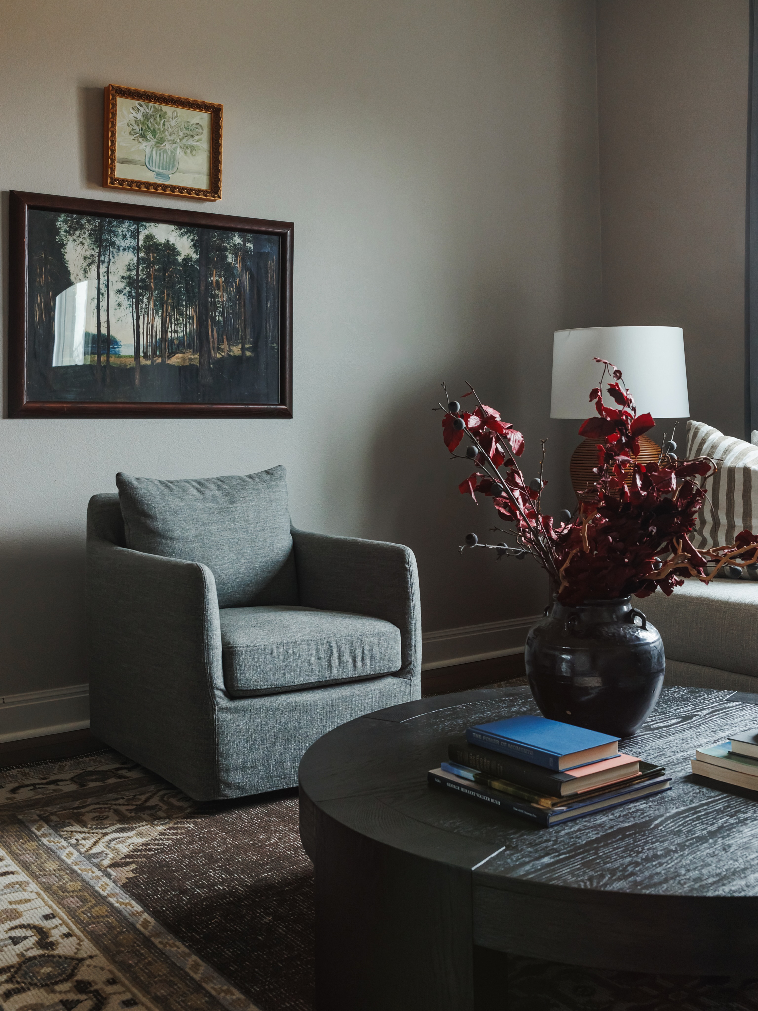 Houston may still feel like summer, but this room has us fully in a fall state of mind.🤎
Give us a Turkish rug, warm wood and a moody palette any day.
