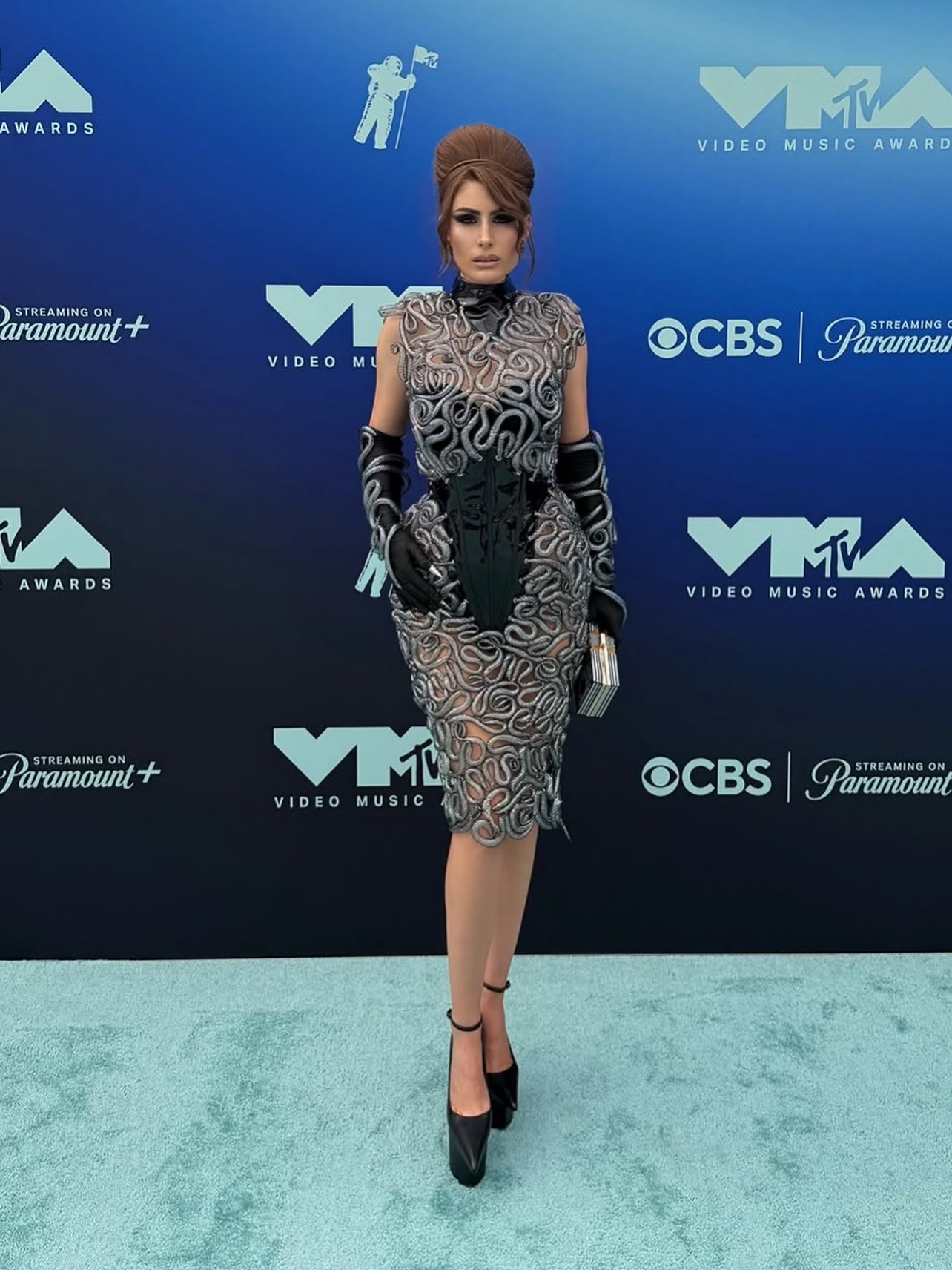 @vmas with the beautifull @didijofficial rocking with dress by @romaintheveninparis ✨❤️
.
Thanks the @thearchshow ❤️
.
#vma #celebrity #designer