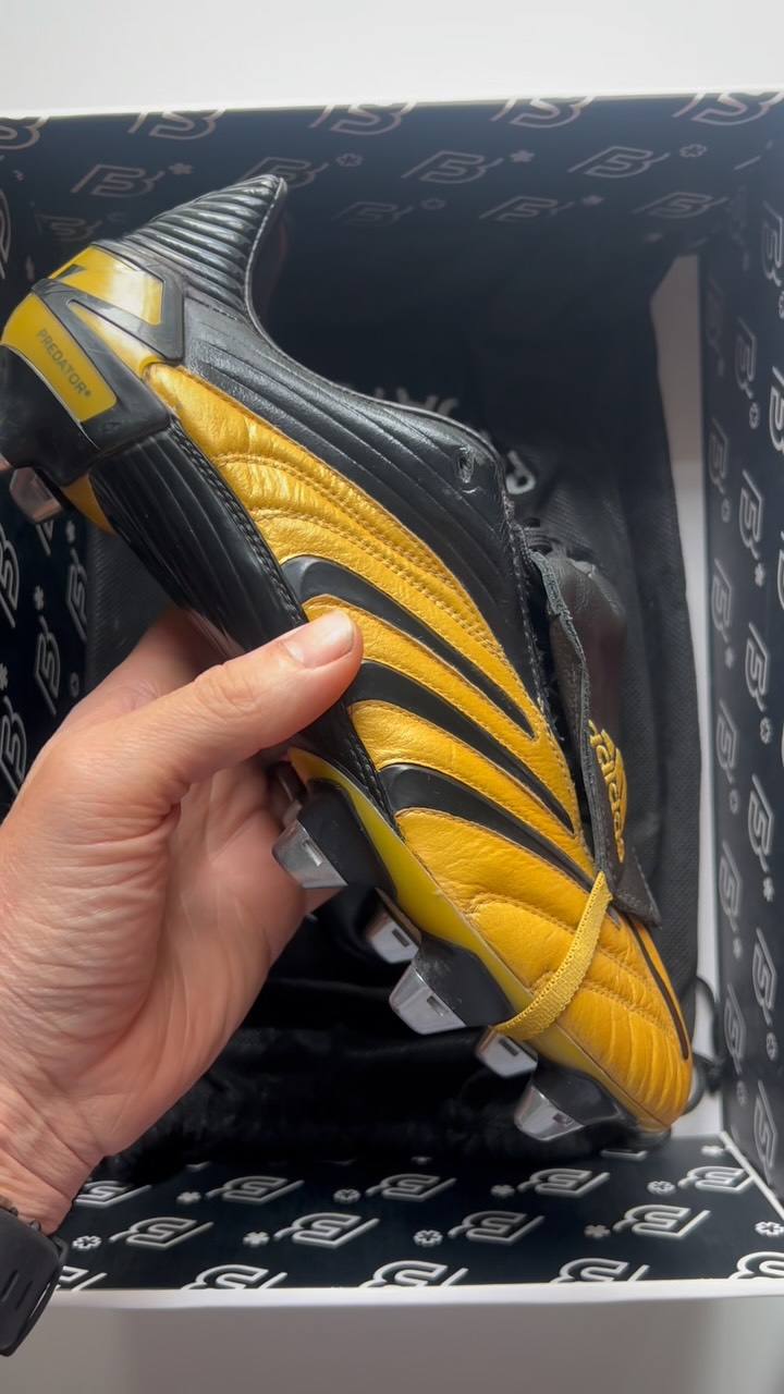 THE ABSOLUTE. 🖤
2006. The adidas Predator Absolute.
One of the most iconic Predators ever made — and this is the XTRX Soft Ground version.
Built for the toughest pitches, the XTRX configuration features longer, removable metal studs designed to bite into soft, muddy natural grass. Exactly the sort of setup you wanted when winter football got serious. 🌧️
But underneath that unmistakable black upper was the real magic.
The Predator Absolute featured rubber elements running from heel to toe, giving players incredible control, swerve and precision across every touch, pass and strike.
And then there’s the history…
Worn by Zinedine Zidane during his final season at Real Madrid.
This particular XTRX colourway is one of several Absolute variants we’ve had through the Bootsfinder collection — but whichever colourway you choose, the Absolute remains one of the defining boots of the mid-2000s.
A true Predator icon.
A piece of football history.
FROM OUR COLLECTION… TO YOURS.
#Bootsfinder #adidasPredator #PredatorAbsolute #Zidane #ZinedineZidane adidasFootball ClassicFootballBoots RareFootballBoots FootballBoots FootballBootCollector BootCollector Deadstock RetroFootball PredatorBoots
