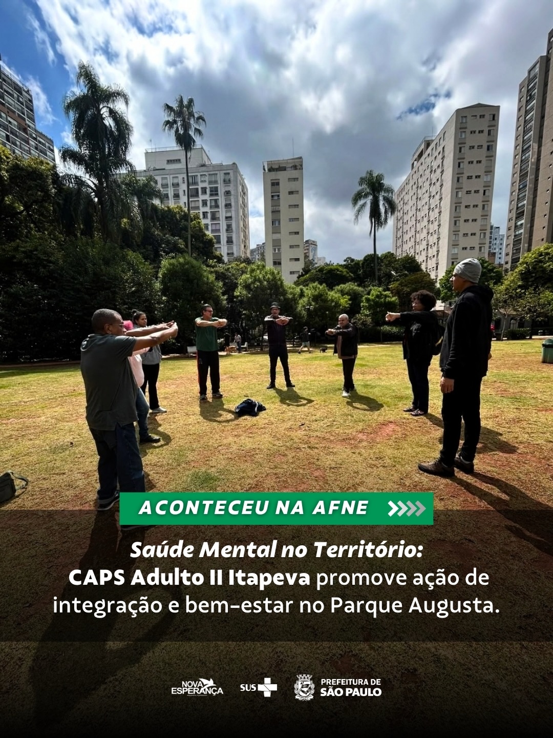O CAPS(Centro de Atenção Psicossocial) Adulto II Itapeva realizou, no dia 16 de setembro, uma atividade externa no Parque Augusta Prefeito Bruno Covas, como parte da programação da Pré-Virada Esportiva. Teve como público-alvo os usuários vinculados ao Projeto Terapêutico Singular(PTS) da unidade, reforçando o compromisso com o cuidado territorial, a reabilitação psicossocial e a ocupação dos espaços públicos da cidade.
A ação foi acompanhada e conduzida por uma equipe multiprofissional composta por psicóloga, profissional de educação física, farmacêutica e especializanda em psicologia. O percurso teve início com uma caminhada coletiva até o parque, seguida por momentos dedicados ao alongamento corporal e a exercícios guiados de respiração e relaxamento, incentivando a prática regular de atividades físicas e a consciência corporal.
Para finalizar a programação, os participantes passaram por sessões individuais de auriculoterapia, onde a técnica integrativa foi aplicada conforme as queixas e necessidades específicas apresentadas por cada usuário. A atividade proporcionou um espaço de escuta, relaxamento e convivência comunitária, promovendo de forma ampla a saúde, o bem-estar e a qualidade de vida de todos os envolvidos.
#Atividade #Cuidado #SUS #TimeAFNE
#ParaTodosVerem: A imagens registram uma atividade ao ar livre no Parque Augusta, onde um grupo de pessoas está reunido em círculo sobre uma área de terra clara cercada por gramado, árvores e edifícios altos ao fundo, além de sessões de auriculoterapia.