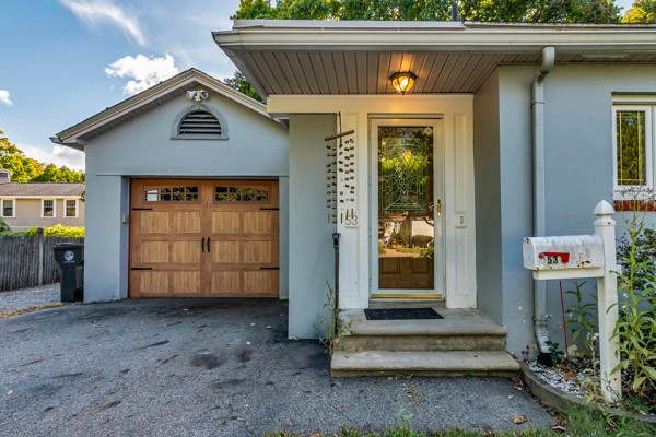 Ranch in the Merrimack Valley. Fireplaced living room, hardwood floors throughout, finished basement, deck out back.
2,262 square feet. Every room worth a look.
jmrephoto.com
#jmrealestatephoto #realestatephotography #merrimackvalley #haverhillma #massrealestate #listingphotos