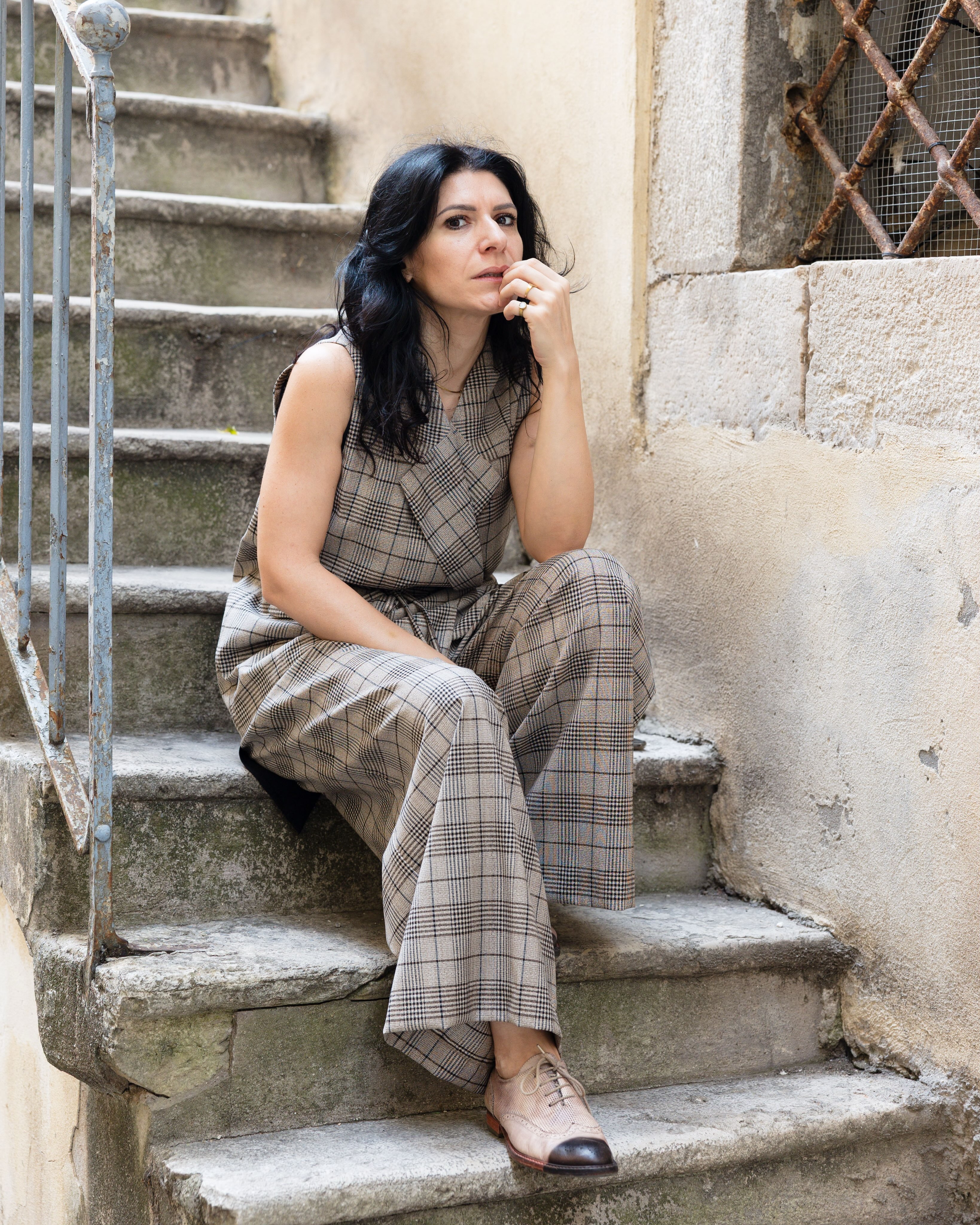 Vestire bene è una questione di misura.
Pochi elementi, quelli giusti:
un gilet dalle proporzioni giuste,
un pantalone progettato per accompagnare la silhouette,
un tessuto pregiato che si riconosce anche solo dallo sguardo.
Niente di superfluo.
Solo capi che lavorano insieme, con equilibrio e carattere.
Quando i capi sono giusti, i materiali raccontano e ogni dettaglio è dove deve essere, sai che non stai indossando semplicemente un outfit, stai definendo chi sei.
Se tutto è al posto giusto lo stile diventa identità, la tua.
In foto: gilet SEPINO e pantaloni MAFALDA in completo, dalla nuova collezione Eterea, ora online su www.filotrama.it
I capi sono su prenotazione, li realizziamo solo per te seguendo il tuo essere, questo ti permette di vestire capi 100% tuoi.
#formalstyle#effortlesselegance#sartorialelegance
Scarpe @la.marchigiana
Foto @carlo_terenzi_fotografo