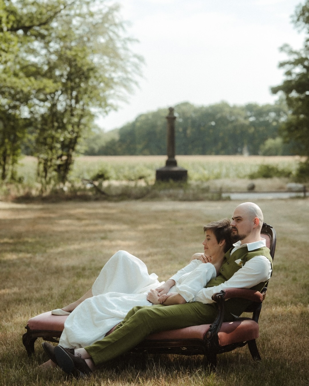 Just dropping this wedding love story of Ele & Max. First bride ever to climb a tree on her wedding day, before the ceremony! How bad*ss! Thanks to my assistant Adam who spotted this beautiful and magical tree. Love when my couples just show their true colors and do whatever they feel like doing 💪🏼🤍