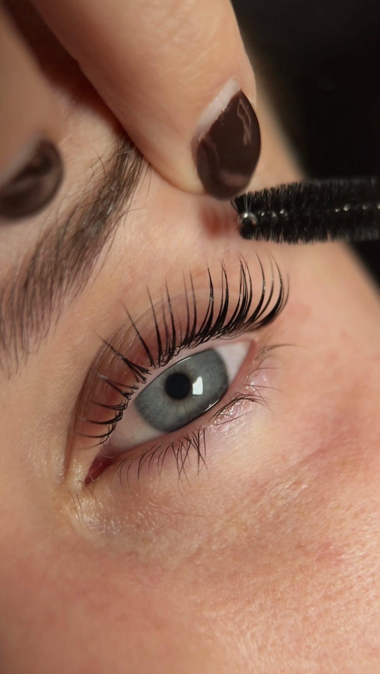 Korean Lash Lifting step by step 🤍
Einmal im Schnelldurchlauf durch mein Korean Lash Lifting.
Das Besondere an der Technik: Wir arbeiten bereits gezielt in der Wurzelzone und formen die Wimper dort, wo der Lift entstehen soll. Genau deshalb spielen nicht nur die Lotionen, sondern auch Technik, Platzierung und die Wahl der richtigen Pads eine entscheidende Rolle für das Ergebnis.
Verwendet habe ich:
✨ Mochi Teddy
✨ unser Korean Lash Lifting Set
✨ Mega Fins
Alle verwendeten Produkte findet ihr bei uns im Shop. 🤍
#koreanlashlift #lashlifting #lashliftpro #lashliftingdeutschland #starkcosmetics