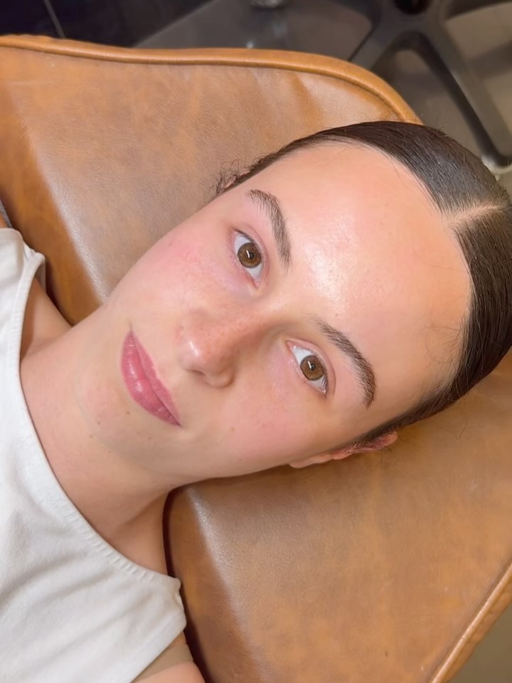 Let’s clear something up… Brow Lamination isn’t a one-size-fits-all treatment👏
Some clients love a fluffy, brushed-up look. Others want something soft and natural. That’s why every Brow Lamination we do is tailored to your brows, your face, and your styling preferences.
For this gorgeous girl, we finished with a Standard Tint just one shade darker than her natural brow colour to add definition and create a fuller-looking brow without it feeling overdone.
Brows by Michelle 🤍
📍365 St George’s Rd, Fitzroy North.
⬆️ Above Oxhey & Bushey
👩💻www.inkandarchbrowbar.com.au
📧 info@inkandarchbrowbar.com.au
📱0416499737
