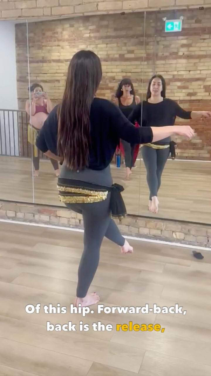 Hang out with me for a minute and try this walking figure 8 step, also known as the “jewel” 💎💃
If you’re in Toronto, Etobicoke or Mississauga you can dance with me at my weekly Bellydance classes - whether you’re a new student or experienced dancer, all are welcome!
#torontobellydance #raqssharqi #bellydanceclass #egyptiandance #learntobellydance