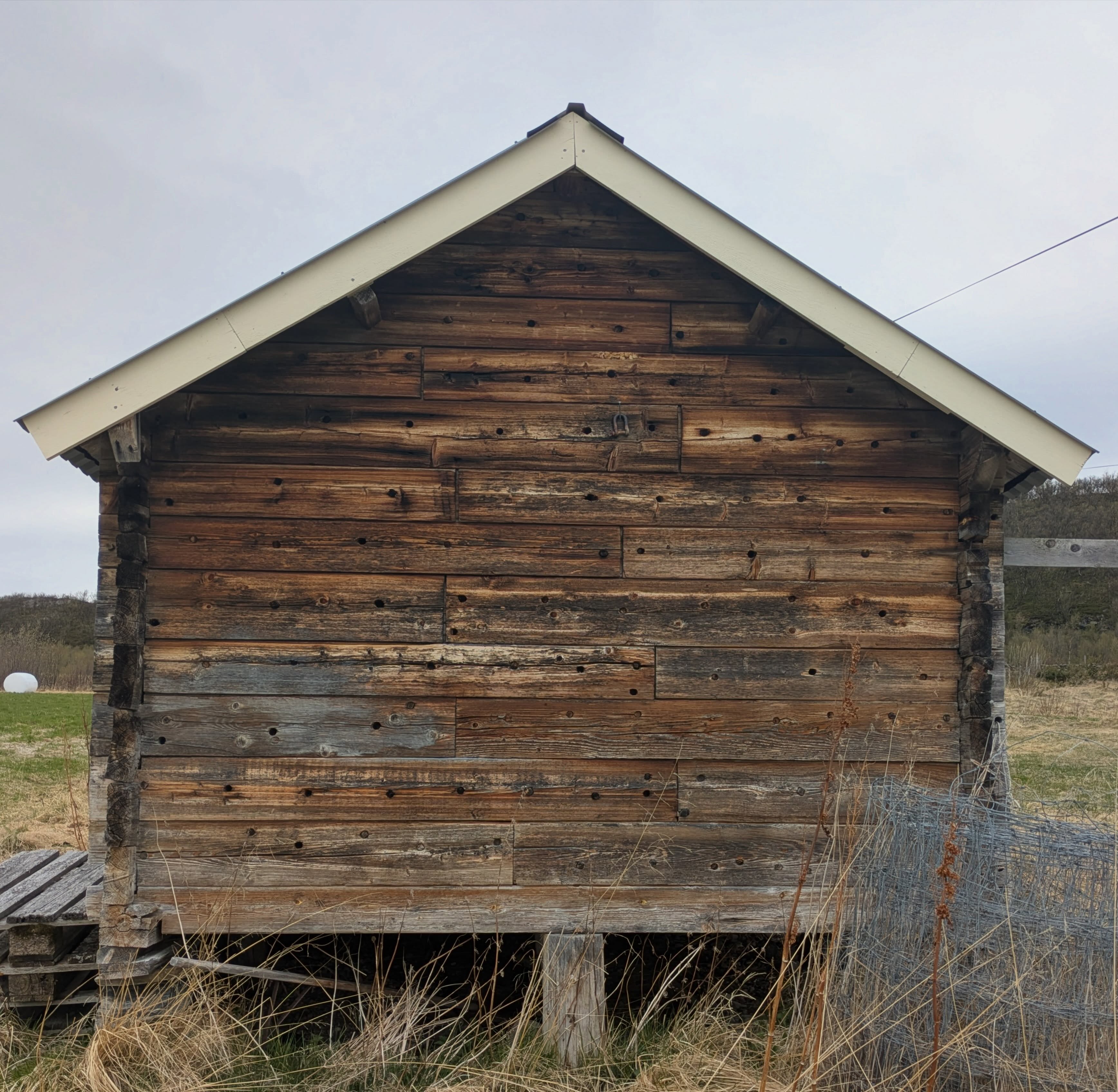 Noen bilder og skisser fra da vi var i Billefjord og registrerte etterkrigsarkitektur tidligere i år. Mange fine møter med både folk og firbente. Artig å se den kreative bruken av flyplassplank og tønner!