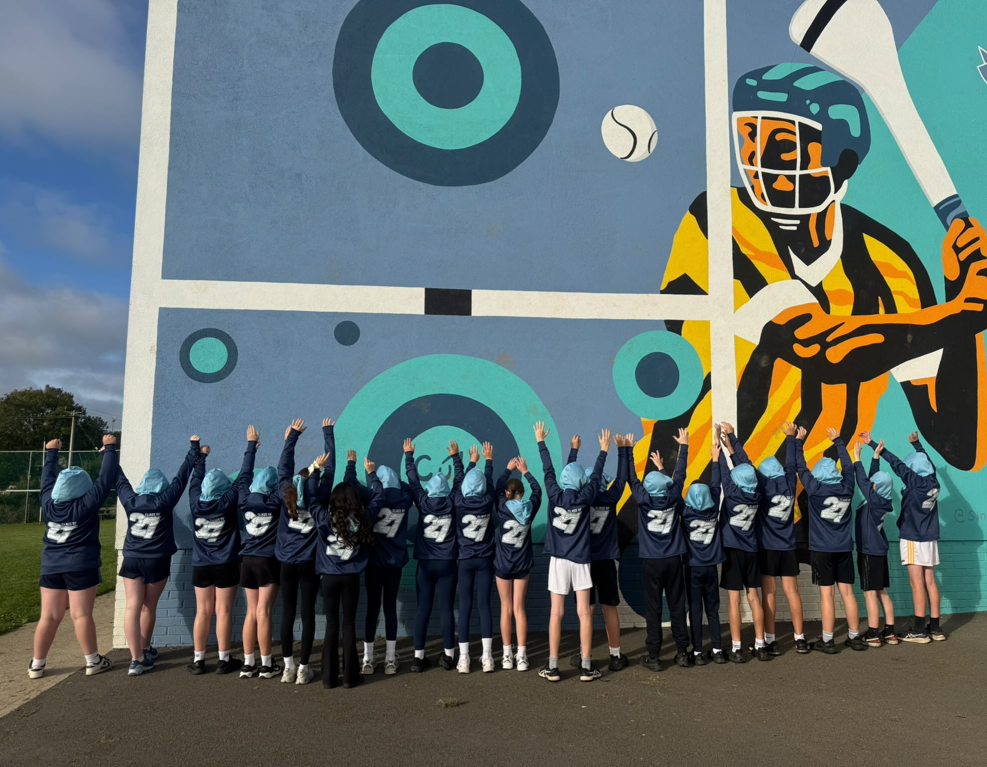Class of 2027! ⭐️ Our 6th Class pupils were delighted to receive their new school hoodies! A huge thank you to the parents involved in organising them. 👏🏼