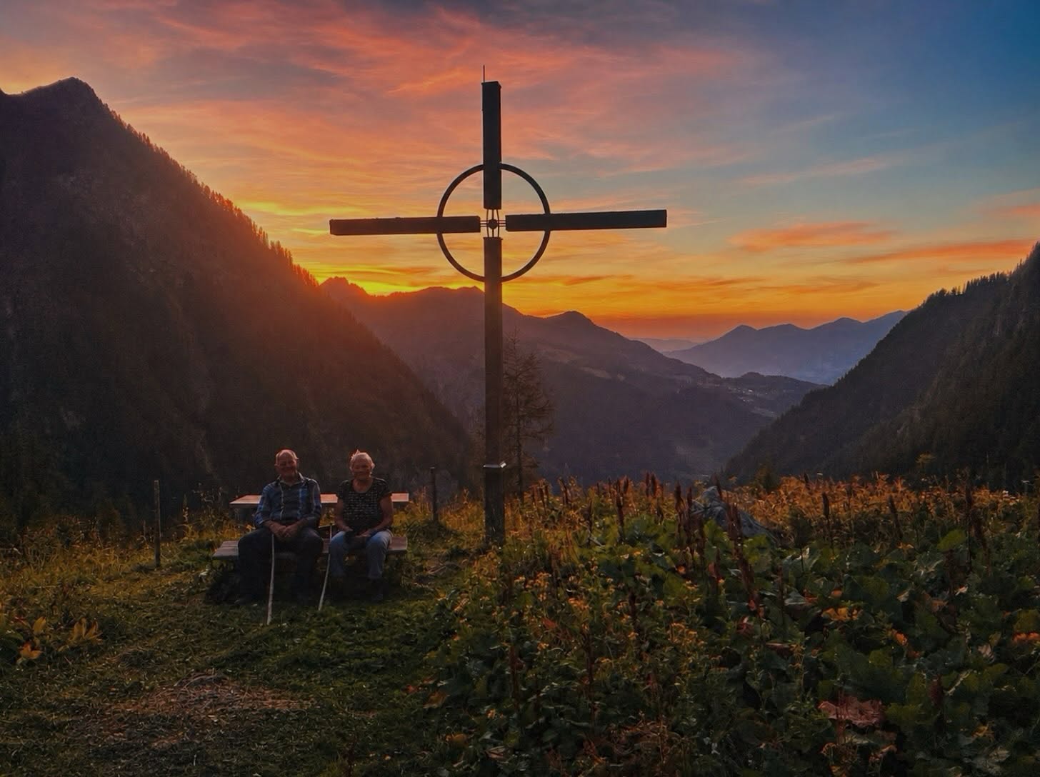 Abschalten und genießen!
Unsere Lieblingsälpler wissen wie es geht. Bald geht für Rosmarie und Kurt schon die 10. Saison hier oben zu Ende.
Immer gut gelaunt, haben immer einen guten Rat, herzlich und einfach die besten Nachbarn, die man sich wünschen kann. 🏔️🥰
Schön, dass es euch gibt ♥️