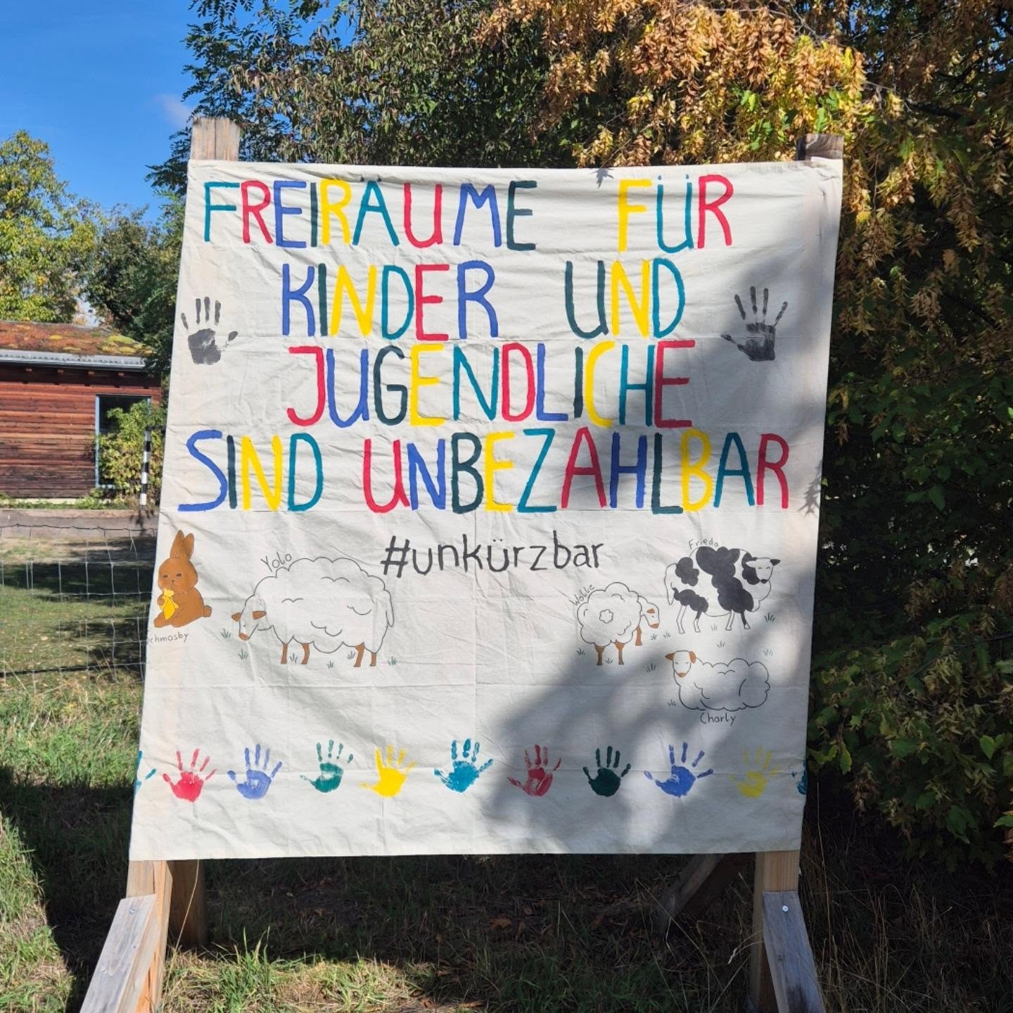 Offene Kinder- und Jugendarbeit ist unbezahlbar – nicht finanziell, sondern für unsere Zukunft. Was hier geleistet wird, lässt sich in keine Excel-Tabelle pressen: Vertrauen aufbauen, Krisen auffangen, Halt geben. Wer hier den Rotstift ansetzt, zerstört soziale Sicherheit!
#unkürzbar #abenteuerspielplatz #stuttgart #vaihingen