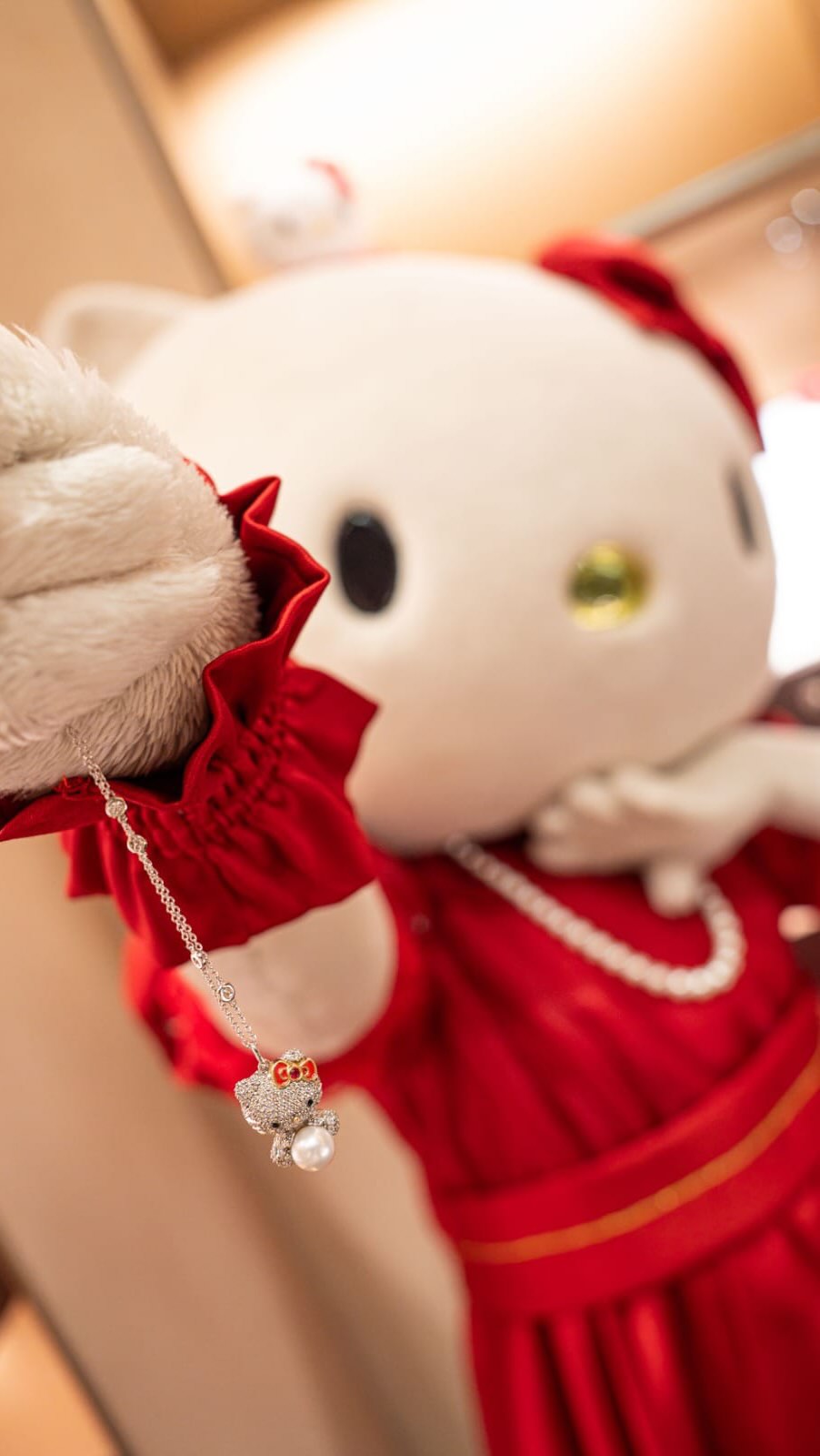 Hello Kitty em uma versão que a gente ainda não tinha visto: entre ouro, diamantes, rubis e pérolas, a personagem ganha novas proporções e vira joia.
Estivemos no lançamento da coleção da Julio Okubo com a Sanrio, na nova flagship da marca no Iguatemi, e foi interessante acompanhar de perto como elementos tão reconhecíveis foram traduzidos para a linguagem da joalheria.
O laço, os corações e, principalmente, as pérolas South Sea aparecem em designs que brincam com o lado afetivo da personagem sem deixar de lado a sofisticação dos materiais e da construção.
A nossa matéria sobre a coleção já está no ar, com os detalhes dos designs e da parceria. ✨
Confira no link da bio.
#JulioOkubo #HelloKitty #Joalheria #Moda #Sanrio