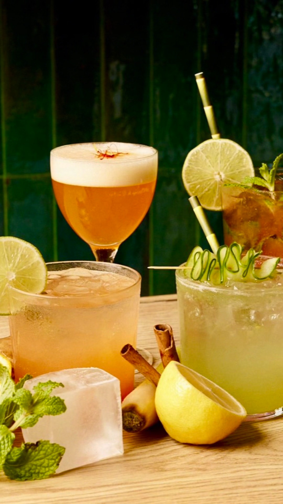 The only thing coming straight from a bottle is the spirit. Everything else starts fresh, bringing each cocktail to life, one pour at a time.🍸
#Achilles #AchillesBermuda #CocktailCulture #CraftCocktails #FreshIngredients #AchillesMoments #LetsSunset