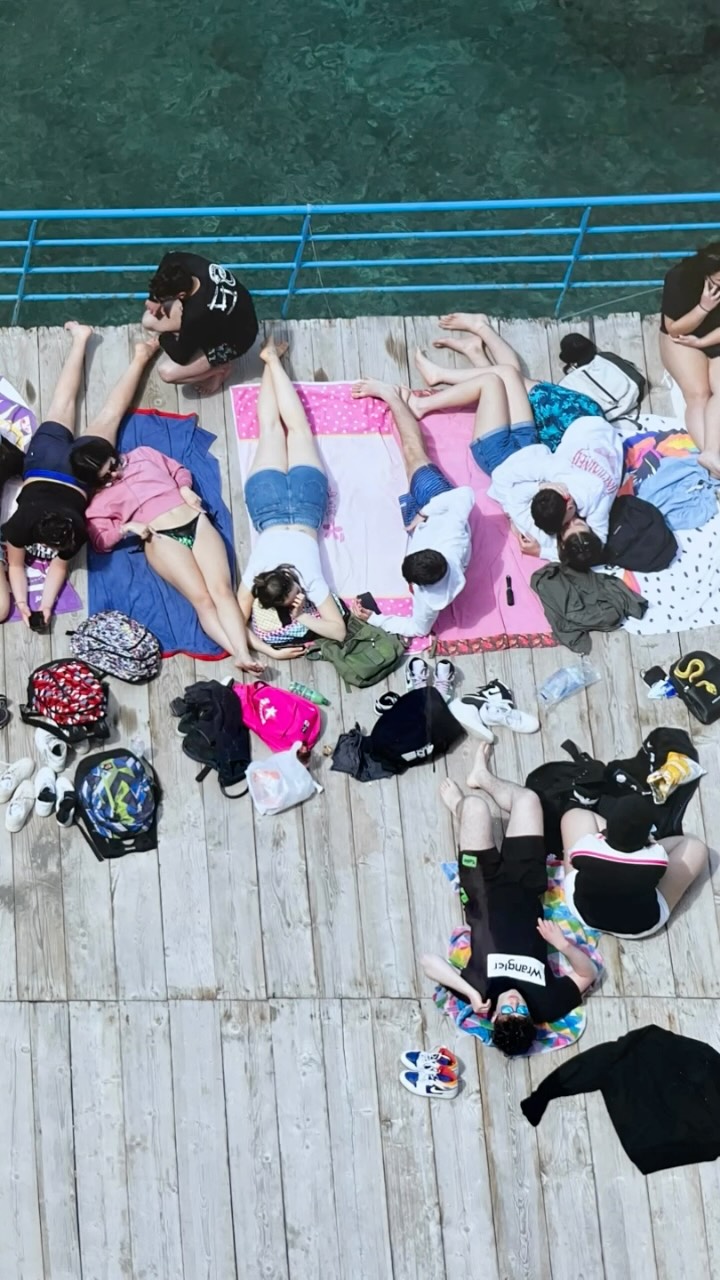 C’est une petite photo, mais je pourrais la regarder et en parler des heures tant elle est apaisante.
Le photographe l’a appelée « Apesanteur ».
Les personnages sont comme accrochés, telles des notes de musique, pour profiter des premiers rayons de soleil du printemps à Sorrente en Italie, mais ça pourrait tout aussi bien être les derniers rayons de soleil de l’été, à l’approche de l’automne.
La plage est artificielle, verticale comme un mur.
Pour moi, les personnages semblent flotter. C’est un moment suspendu.
Ça doit être ça, être sur son petit nuage. ☁️
📸Jean-Philippe Taslé d’Héliand
Apesanteur, Sorrente, Italie
2022
Tirage contrecollé sur Dibond
40 x 60 cm
Ex 1/5
Exposition « Le Mur — Construire, déconstruire, ce qui nous sépare, ce qui nous relie »
📅 Jusqu’au 20 octobre 2026
📍 9 avenue de Lamballe, 75016 Paris
📞 06 11 72 55 88
✉️ contact@collectionstephaniepeyrissac.com
🌐 galeriecollectionstephaniepeyrissac.com
#collectionstephaniepeyrissac #photo #apesanteur #artcollector #sorrente