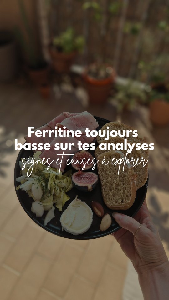 Les raisons pour lesquelles ta ferritine est toujours basse 👇🏼
• manque d'apports en fer héminique (d'origine animale)
• excès de phytates
• thé, café, ou infusions avec le fer
• infection à H.Pylori, parasites, dysbiose
• manque d'acidité gastrique
• règles abondantes ou longues
• manque de cofacteurs (cuivre, vit A, B6, B9, B12...)
• fibromes utérins
• maladie cœliaque ou maladie inflammatoire de l'intestin
• course à pieds longues distances ou trail
Etc (la liste est longue 🥲)
⚠️ Attention, la ferritine est un marqueur influencé par l'inflammation, elle doit toujours être analysée en globalité avec la NFS, la CRP, le coefficient de saturation de la transferrine...
⚠️ La supplémentation en fer peut devenir toxique et pro-oxydante : prendre des compléments à l'aveugle ou augmenter leur dosage parce que la ferritine ne bouge pas peut être contreproductif.
Il faut toujours faire du sur mesure avec le fer (contextualiser, individualiser) 🫶🏼
Dis-moi en commentaire si tu veux une partie 2 avec les solutions 💫
