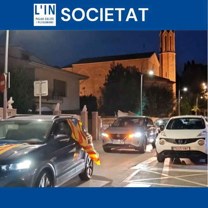 1 D'OCTUBRE. Avui s'ha celebrat el 9 aniversari del referèndum de l'1 d'octubre del 2017. A Palau-solità i Plegamans s'ha organitzat una caravana d'estelades i un acte a la plaça 1 d'Octubre. Una quarantena de vehicles han sortit de l'avinguda Maria Aurèlia Capmany a les 19.15 i han transitat per diversos carrers del poble fins a arribar a les 20.00 a la plaça on s'ha fet l'acte final, amb música en directe i la lectura del manifest. Hi han participat una setantena de persones que han tancat la concentració amb el cant dels Segadors.
#Psip #Palausolitaiplegamans @assembleacat @cuppalausip @ercpalau @juntsperpalausolitaiplegamans #1octubre