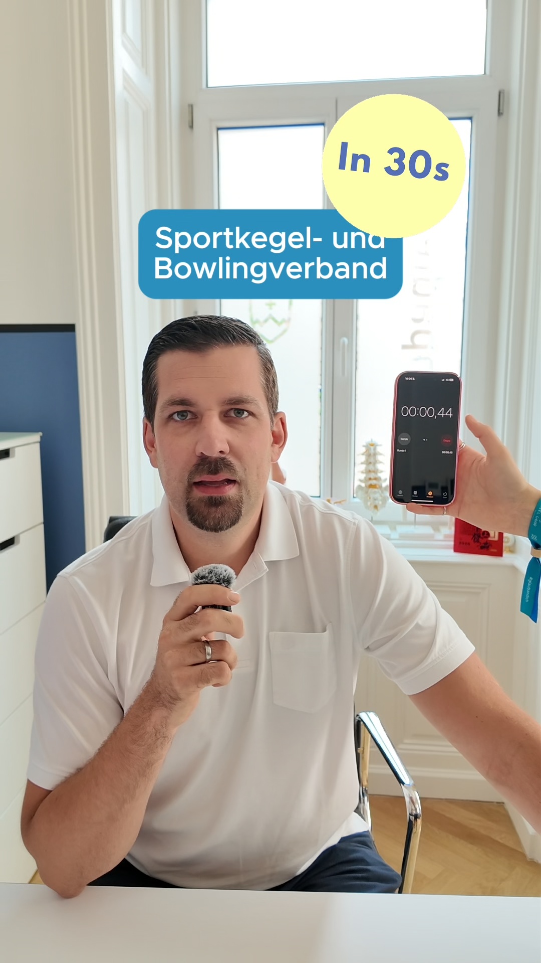 🎳 Ich freue mich, seit ein paar Wochen als Verbandsarzt des Österreichischen Sportkegel- und Bowlingverbands (ÖSKB) tätig zu sein!
Gemeinsam mit meinem Spezialistenteam bin ich medizinischer Ansprechpartner für den Nationalkader, insbesondere bei orthopädischen, traumatologischen und sportmedizinischen Anliegen rund um den Bewegungsapparat.
Ziel ist es, Athlet*innen bei Beschwerden und Verletzungen rasch und gezielt zu betreuen bzw. an die passenden Spezialist*innen weiterzuvermitteln.
Was genau meine Aufgaben dabei sind? Das erfährst du kurz und knackig in 30 Sekunden, ich versuch' mich kurz zu halten. 😁🎥