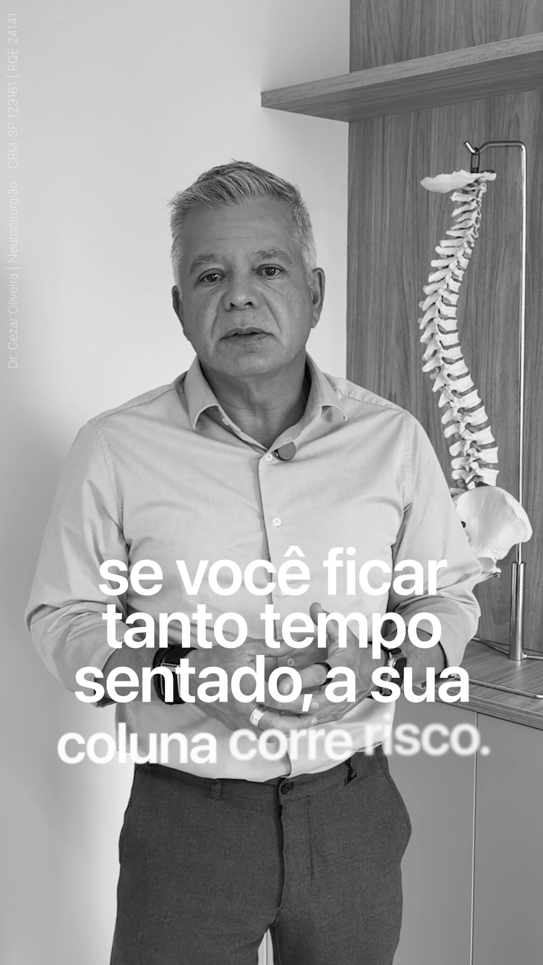 Treinar 1 hora por dia não compensa passar o restante do tempo sentado.
Mesmo quem se exercita regularmente precisa prestar atenção ao tempo prolongado na mesma posição. Ficar muitas horas sentado pode sobrecarregar a coluna, aumentar a rigidez muscular e prejudicar a circulação das pernas.
Uma orientação simples: a cada 40 minutos, levante-se por alguns instantes. Movimente os pés, alterne ponta do pé e calcanhar, estique as pernas e faça pequenos movimentos para ativar a musculatura e a circulação.
E mesmo sentado, não fique completamente parado. Movimente as pernas e os tornozelos ao longo do dia.
O treino é importante, mas o movimento durante todo o dia também faz parte do cuidado com a sua coluna.
Você costuma ficar muitas horas sentado durante o trabalho?
#DrCezarOliveira #SaúdeDaColuna #DorNasCostas #ColunaSaudável #Sedentarismo #QualidadeDeVida #Saúde