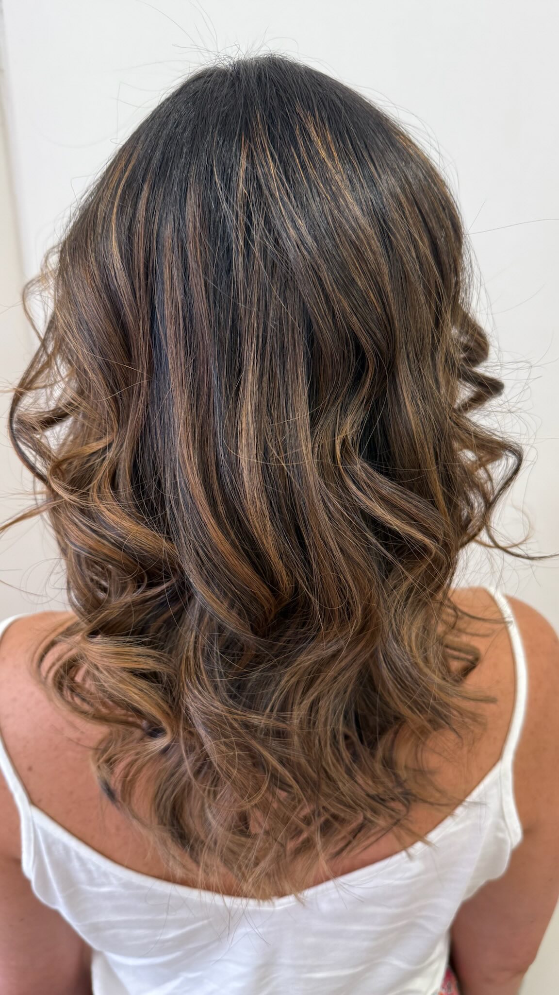 Vous colorez vos cheveux depuis des années… mais savez-vous ce qui se passe à l’intérieur de la fibre ? 👀
La coloration chimique ouvre l’écaille et modifie la structure interne du cheveu. Résultat : des cheveux fragilisés, cassants, et un cuir chevelu parfois irrité.
La coloration végétale fait l’inverse : elle enrobe et gaine la fibre, sans l’abîmer. Vos cheveux deviennent plus épais, plus brillants, plus forts. Sans agresser le cuir chevelu, avec un risque d’allergie faible.
On a fait le choix du bio et du végétal pour prendre soin de vos cheveux comme de vous.
Et vous, chimique ou végétale ? Dites-le-nous en commentaire ⬇️
📍Eden Bio, 1 rue Condorcet, 95600 Eaubonne
📲 Réservez votre rendez-vous via le lien en bio