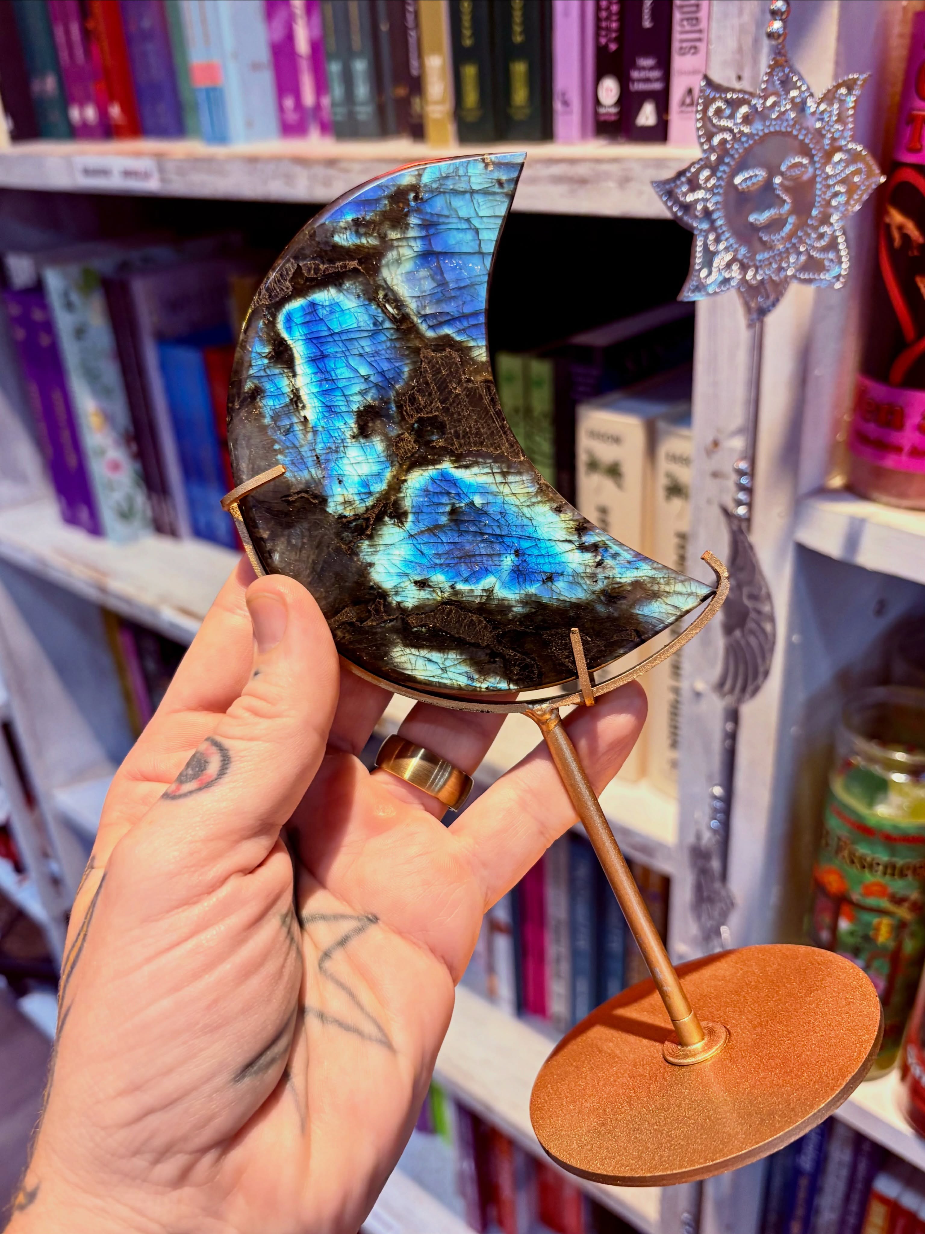 CAN’T STOP WON’T STOP 🌀 We are absolutely OBSESSED with this new, one of a kind LABRADORITE MOON! 🌙
Labradorite is known as the stone of the Mystic - and it doesn’t get much more mystical than this baby! Full of flash, full of sparkly rainbows and FULL of intuitive energy- this piece is ready for her forever home! 🙏🏼🌀✨
#labradorite #intuition #crystalcactus #lakeeufaula #downtowneufaula
