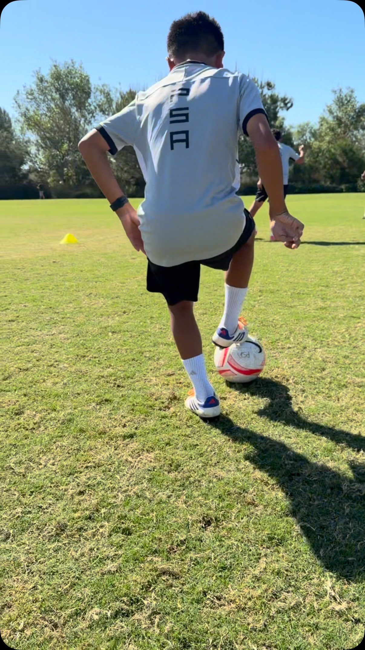 Technical Tuesday’s ⚽️
Today’s theme: Ball Manipulation + Crossing.
Understanding the choice of cross, timing and movement of runs and using the pace already on the ball to redirect finishes.
Different pictures. Different solutions.